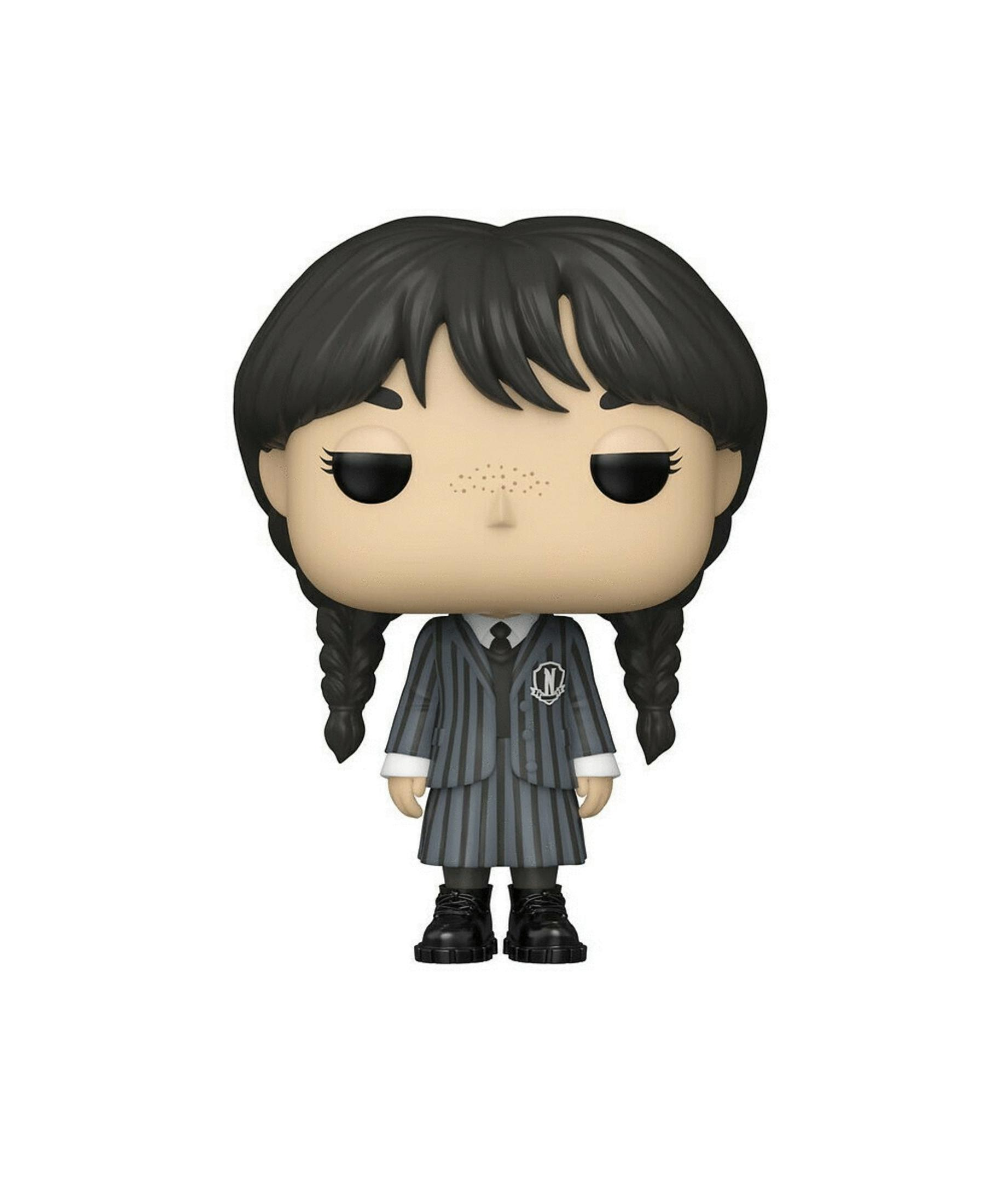 Una figura in stile Wednesday Addams con trecce e abito a righe.