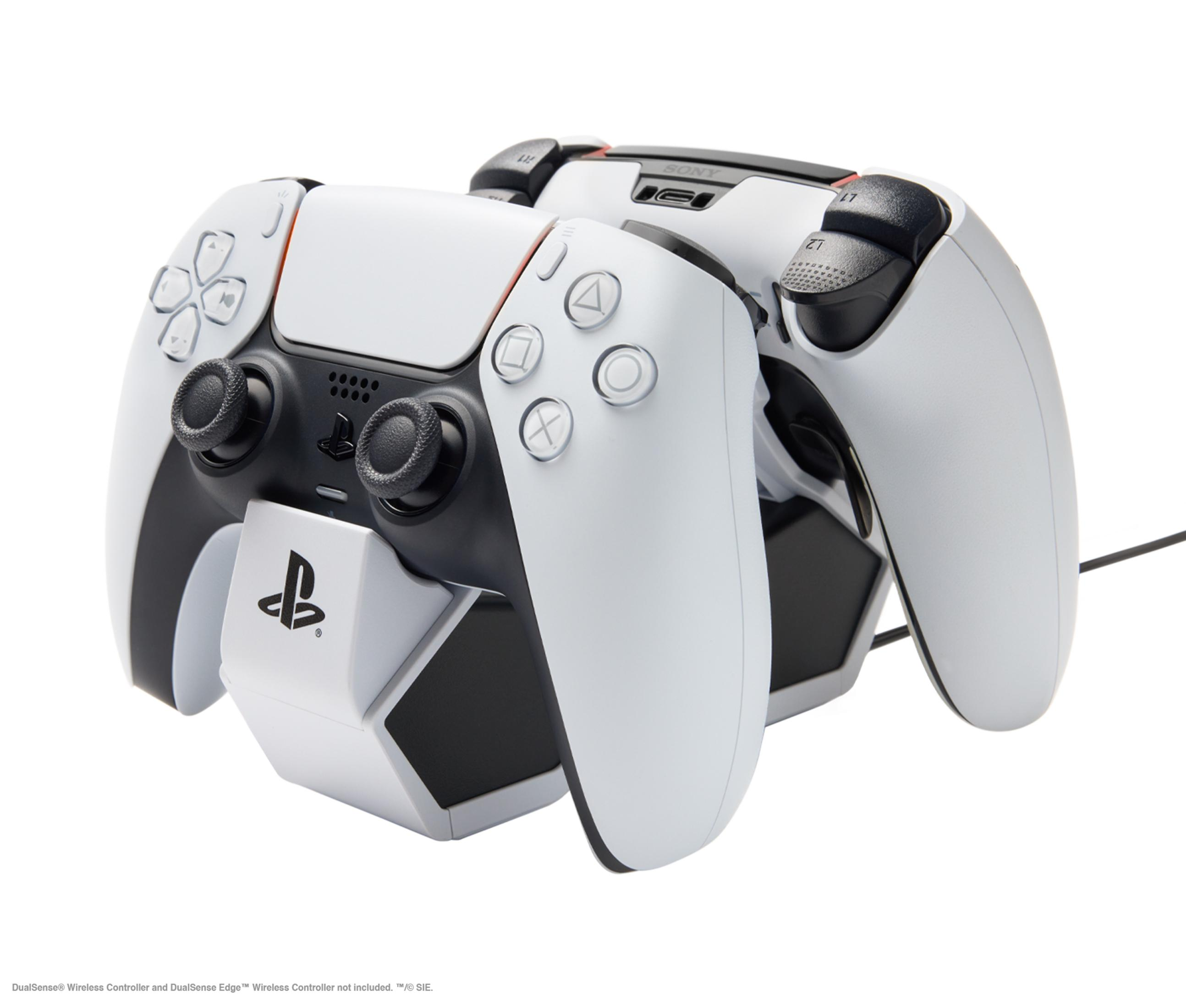 Una estación de carga blanca para mandos de PlayStation con dos mandos.
