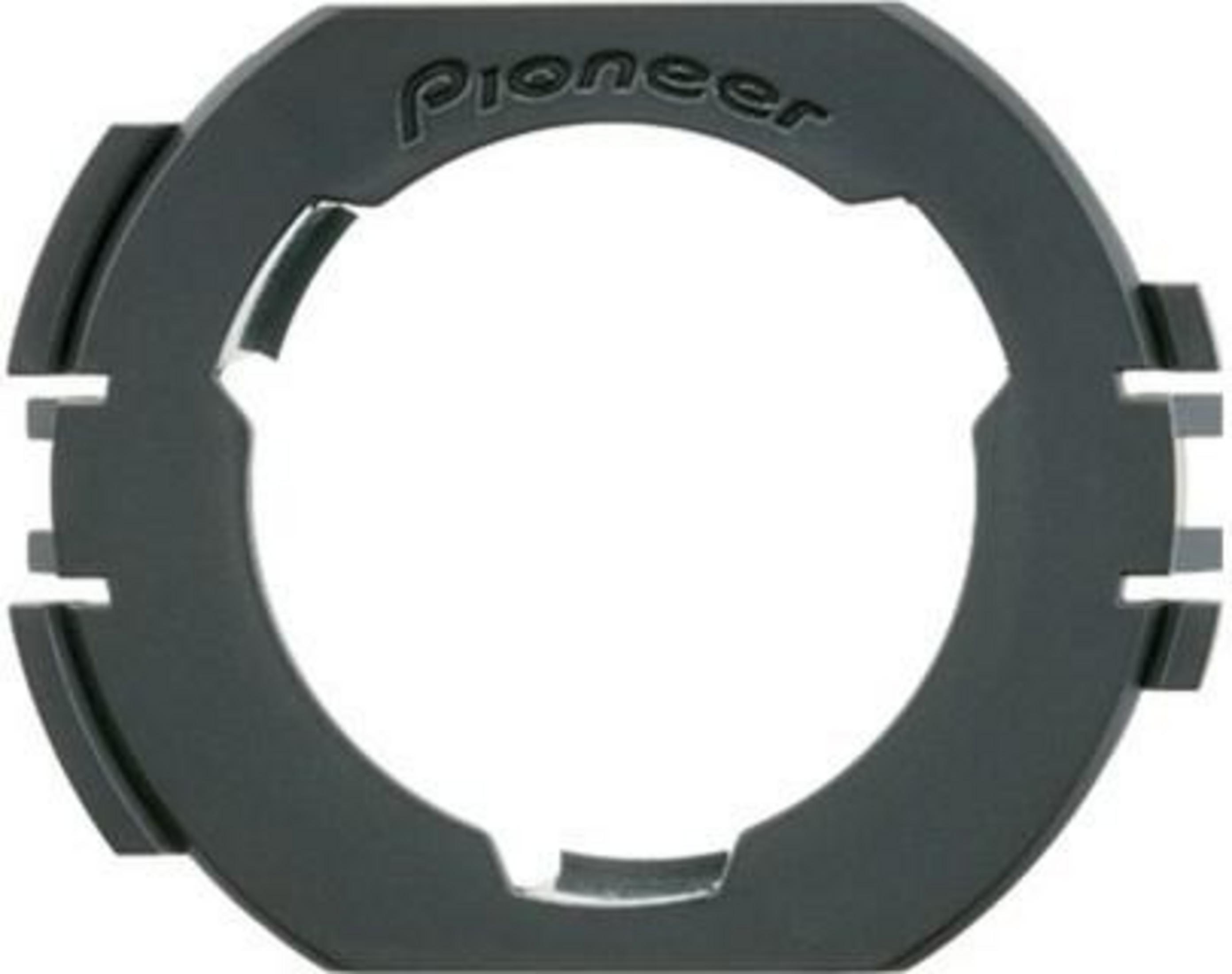 Un anneau adaptateur Pioneer noir avec lettrage en relief.