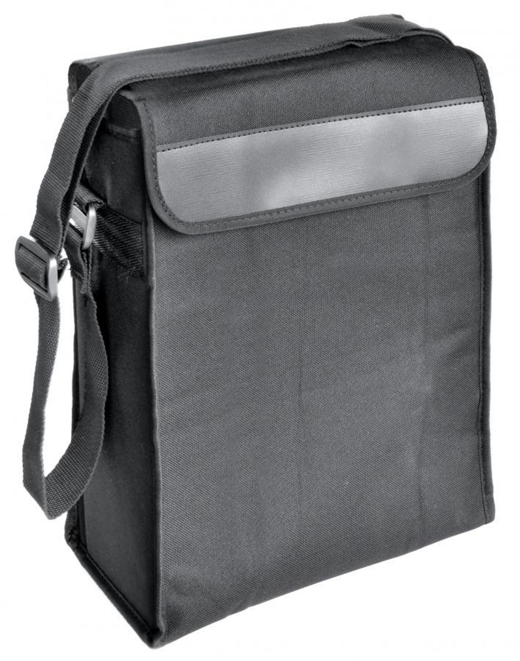 Bolso bandolera negro con una franja gris en la parte delantera.