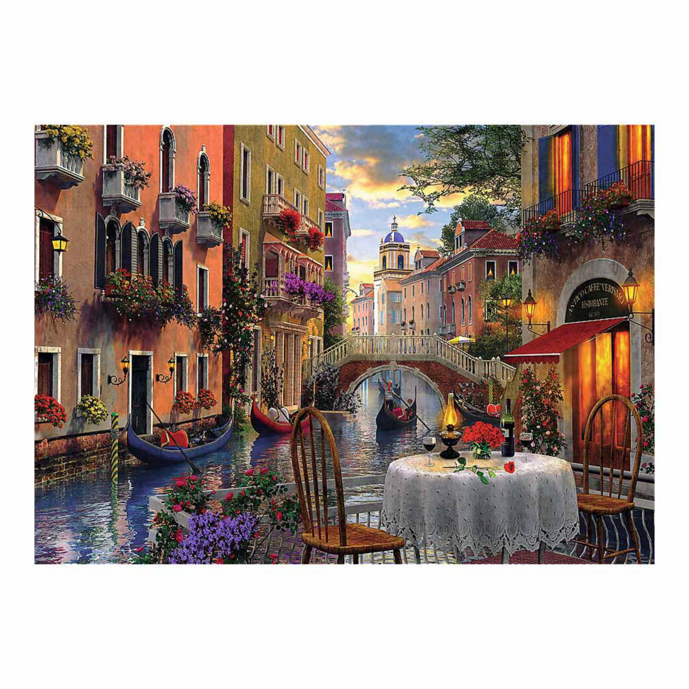Canal de Venecia con góndolas, puente y mesa de café al anochecer.