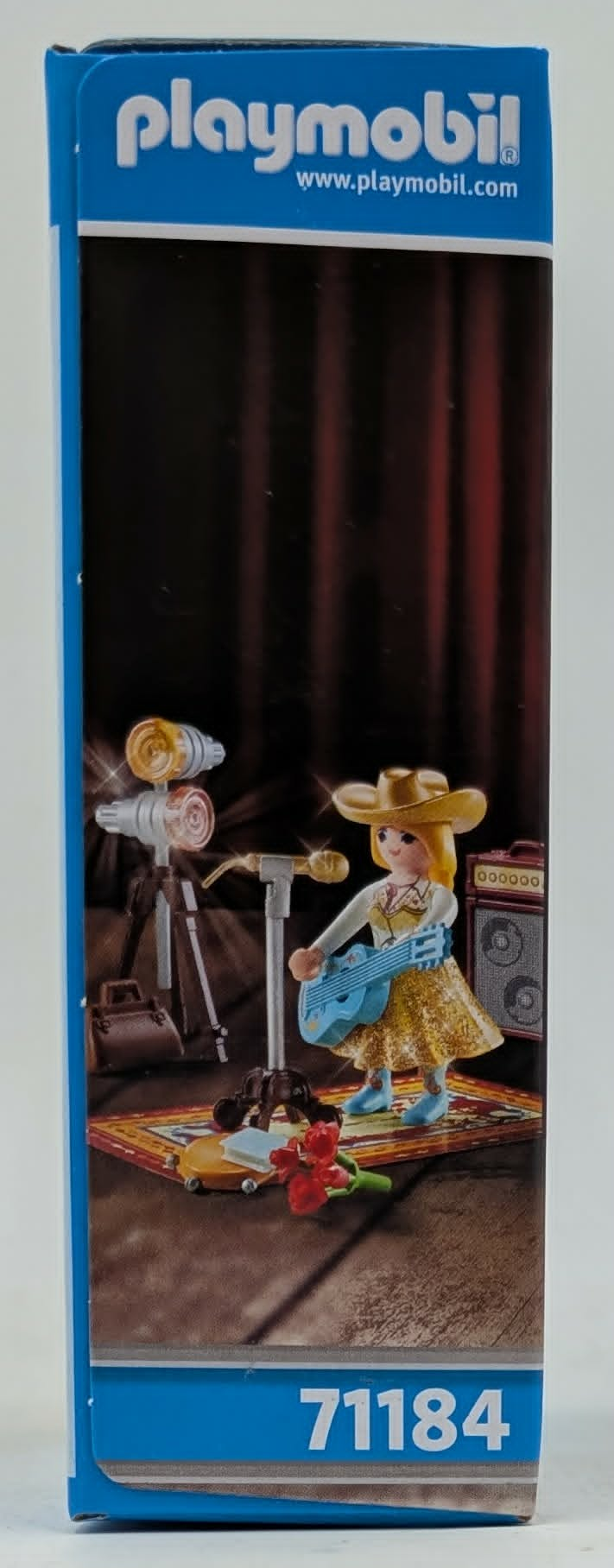 Figurka Playmobil z gitarą na scenie, z mikrofonem i wzmacniaczem.
