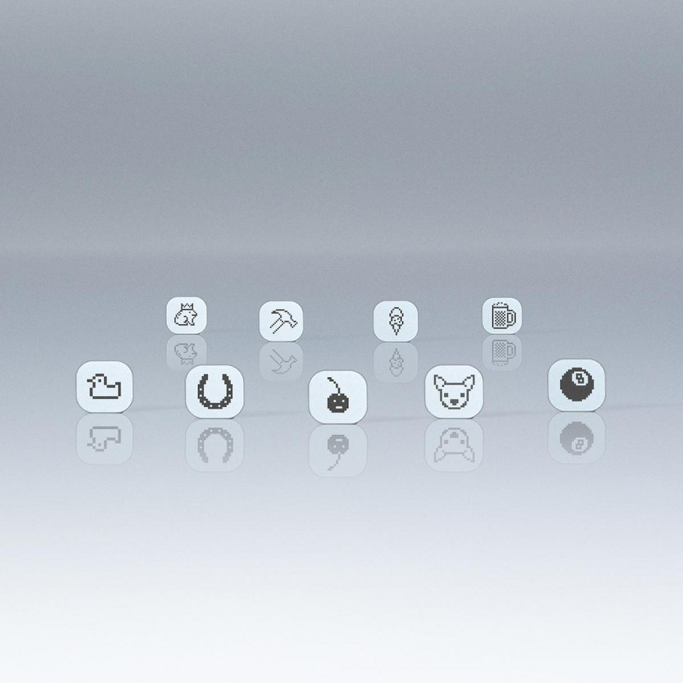 Neun weiße Würfel mit Pixel-Icons: Schwein, Hammer, Eis, Bier, Ente, Hufeisen, Kirsche, Hund, Billardkugel.