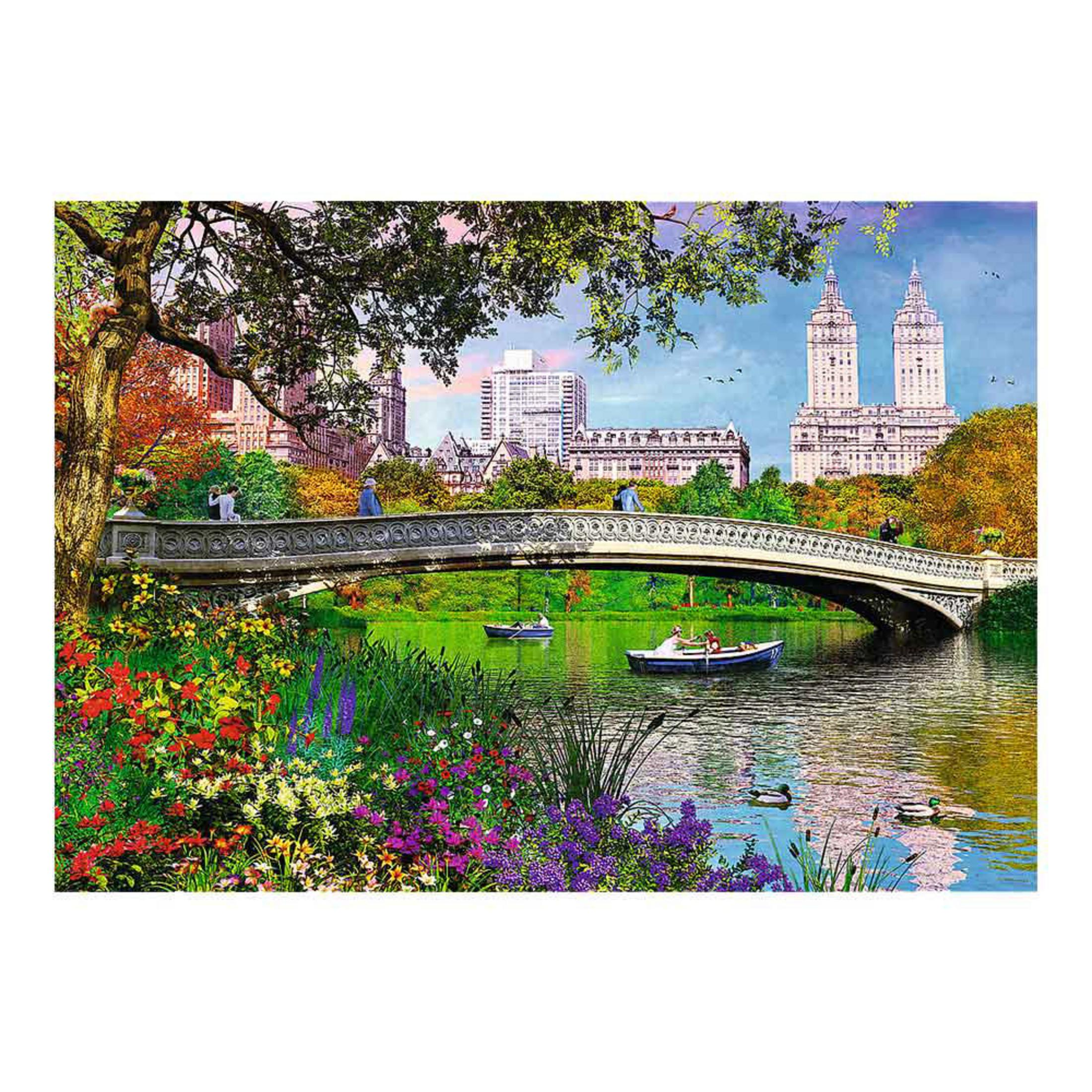 Puente Bow en Central Park, NYC, con barcos en el lago y flores coloridas.