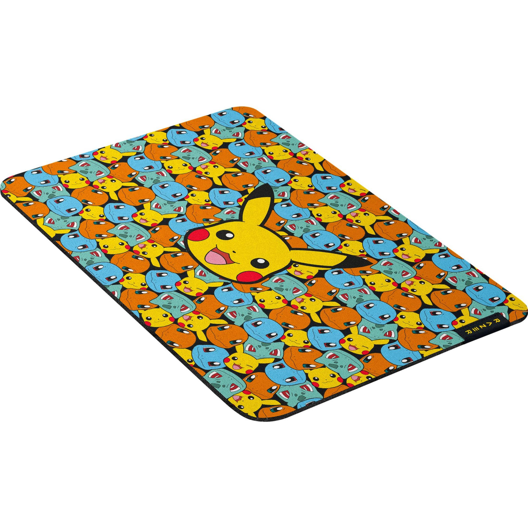 Un tappetino per mouse con un motivo di volti di Pikachu, Charmander e Squirtle.
