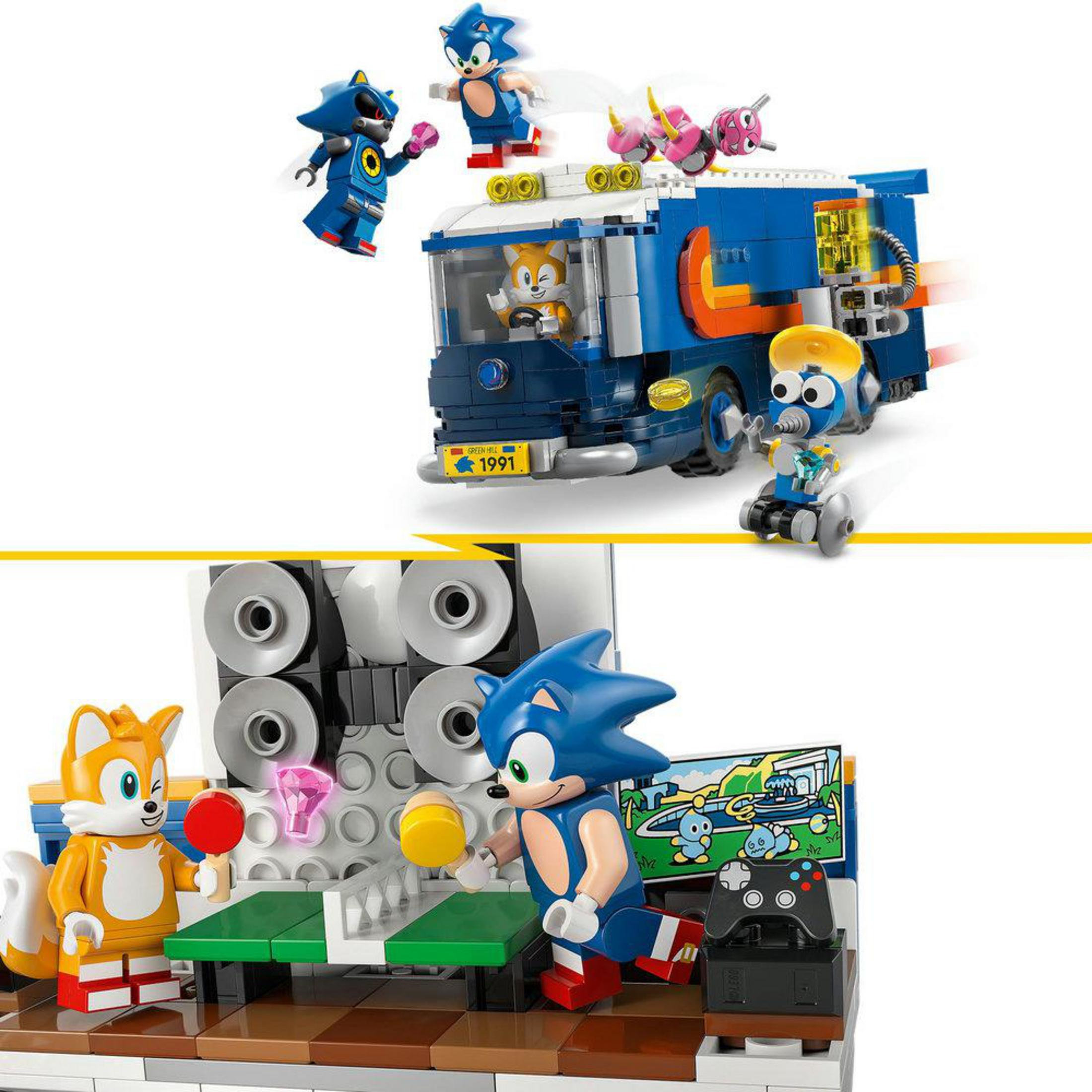 Sonic, Tails e Metal Sonic giocano con un camion e a ping pong.