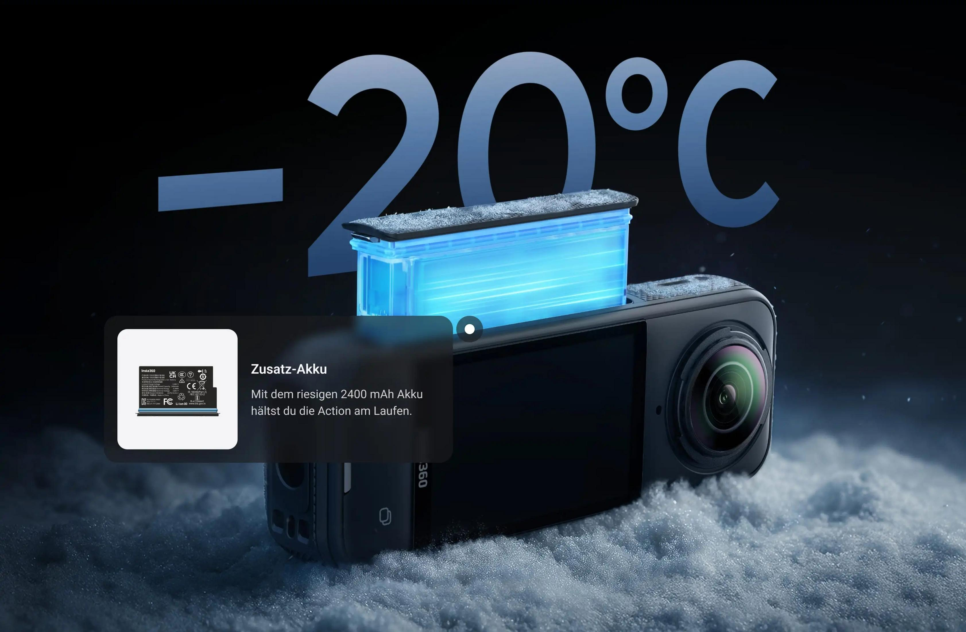 Action-Kamera mit Zusatzakku im Schnee bei -20°C.