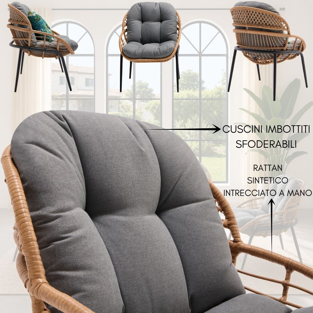 Sedia in rattan con cuscini, mostrata da vicino e da diverse angolazioni.