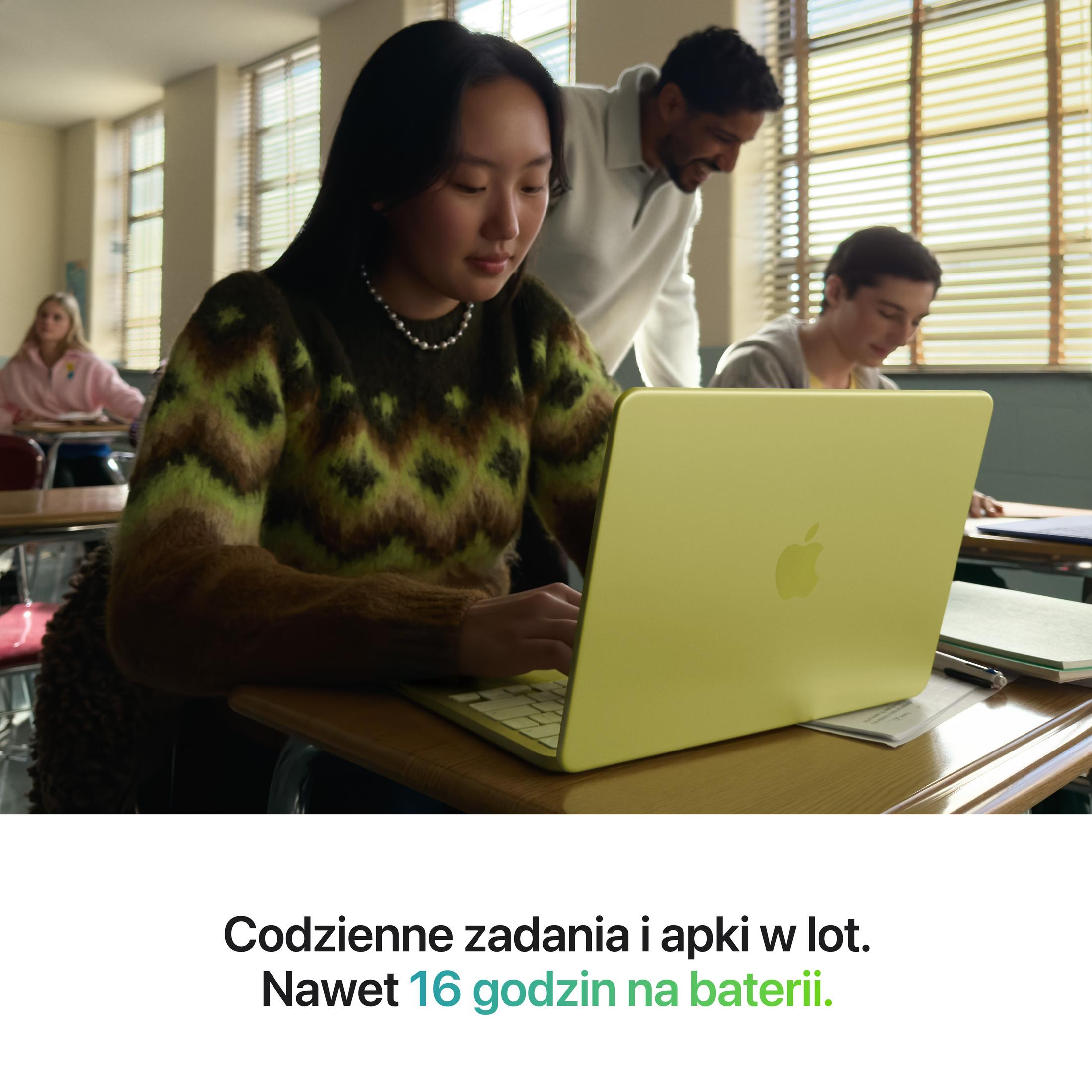Schüler lernen mit einem gelben Laptop in einem Klassenzimmer.