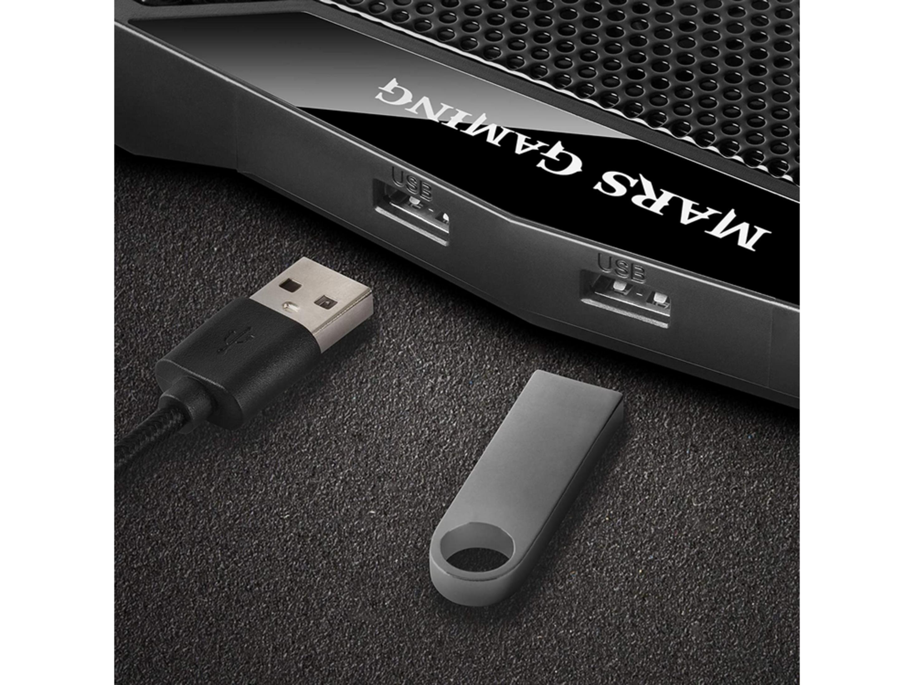 Un cable USB y una memoria USB están junto a un dispositivo de juego negro.