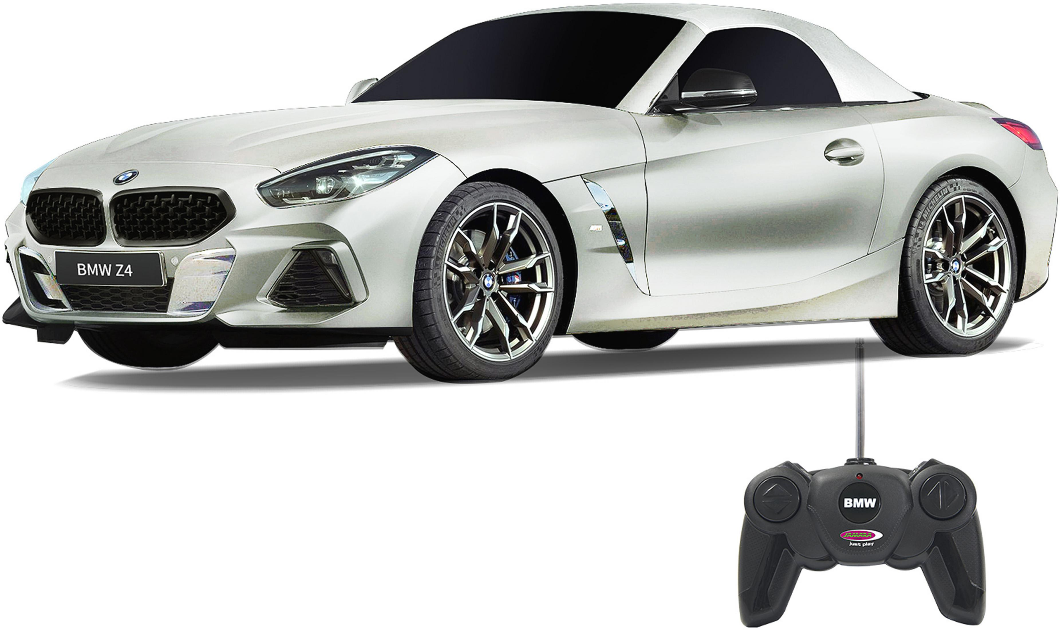 Ein silberner BMW Z4 mit Fernbedienung. Das Auto hat eine schwarze Innenausstattung.
