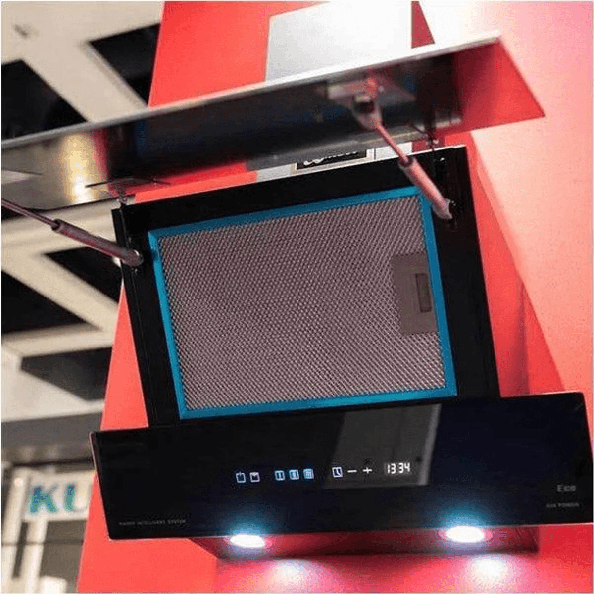 Una campana extractora negra moderna con filtro metálico y detalles azules.