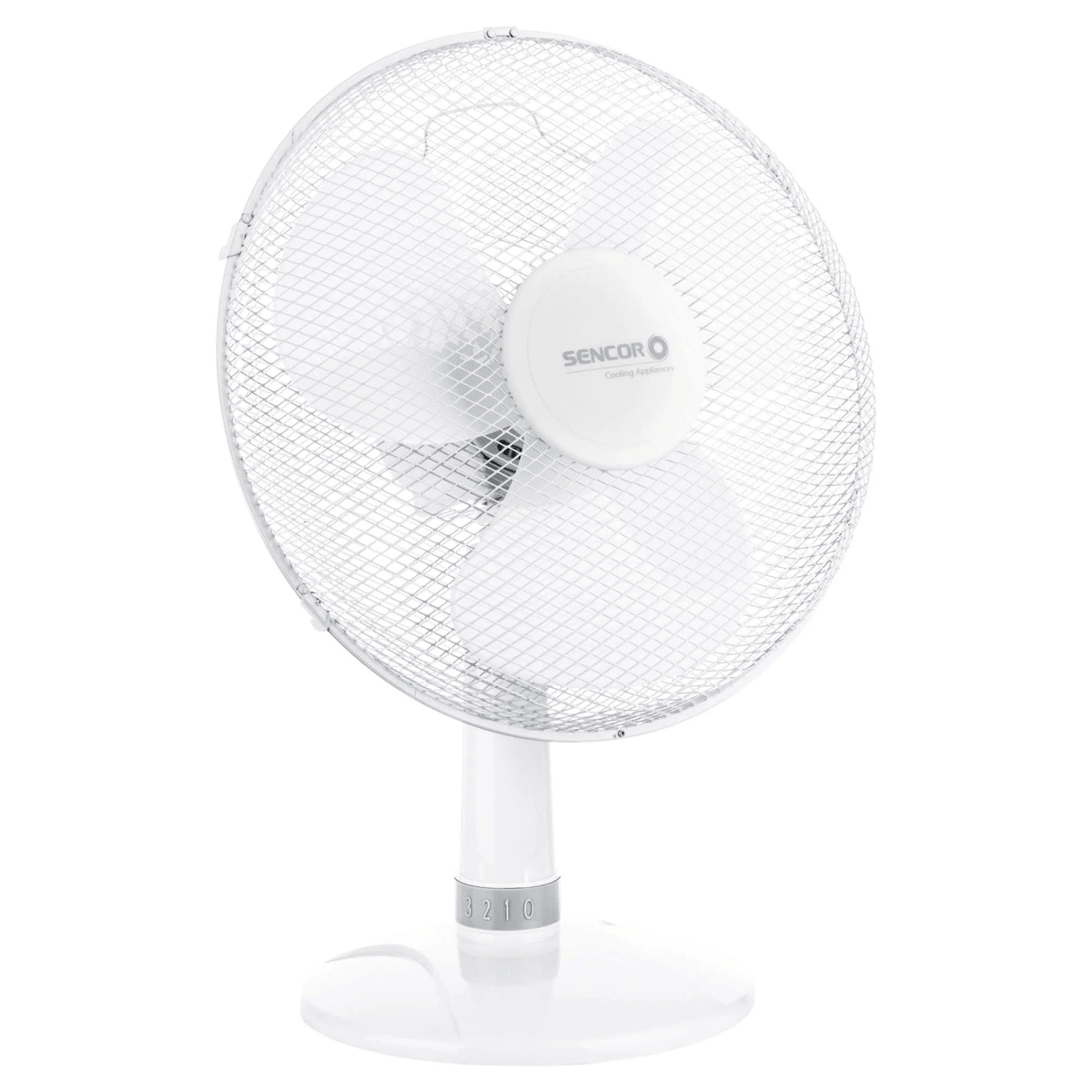 Un ventilador oscilante blanco Sencor con tres aspas sobre una base blanca.
