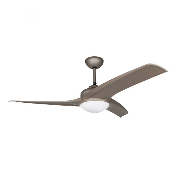 Un ventilador de techo moderno con tres aspas marrones y una lámpara redonda.