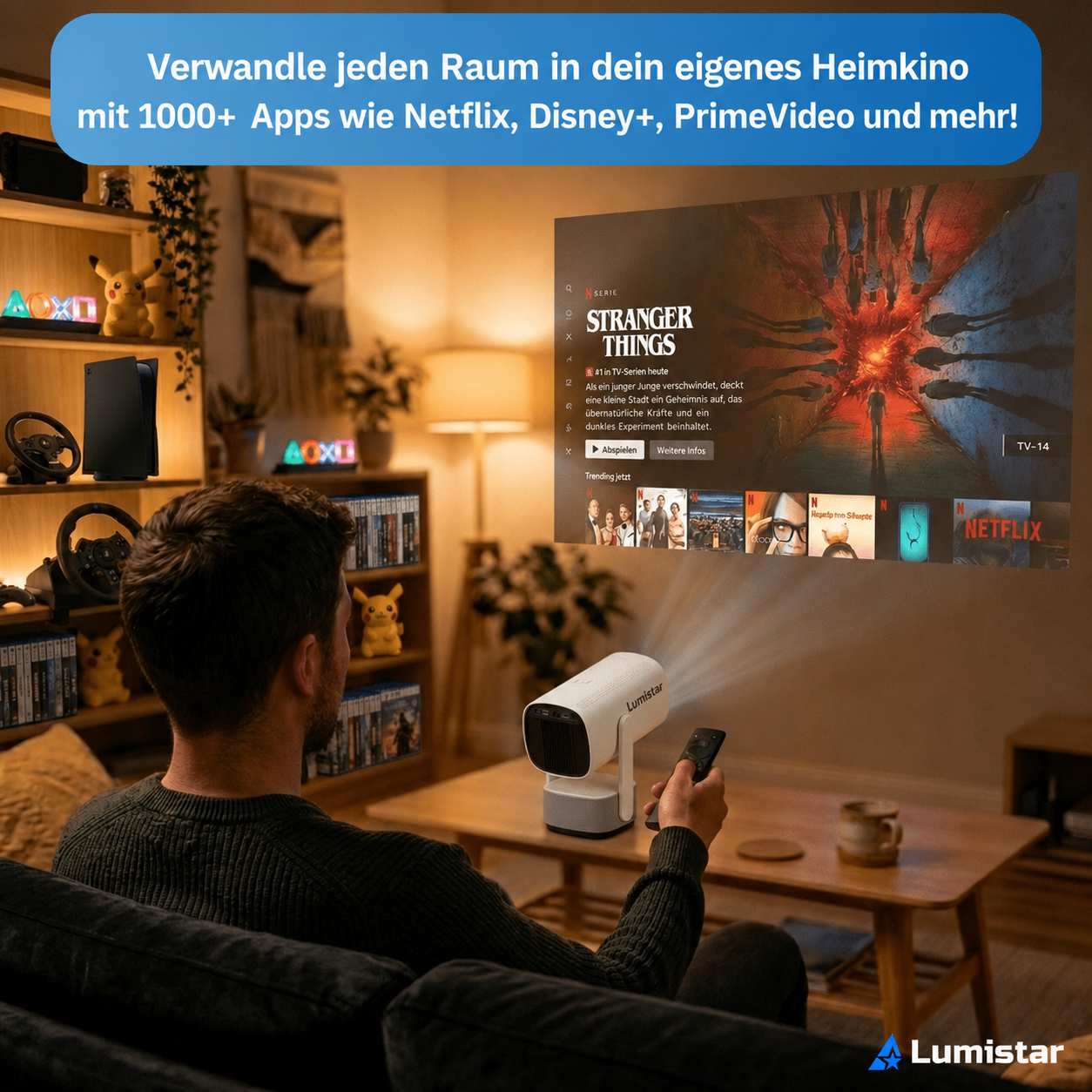 Mann projiziert Netflix-Serie auf Wand, hält Fernbedienung.