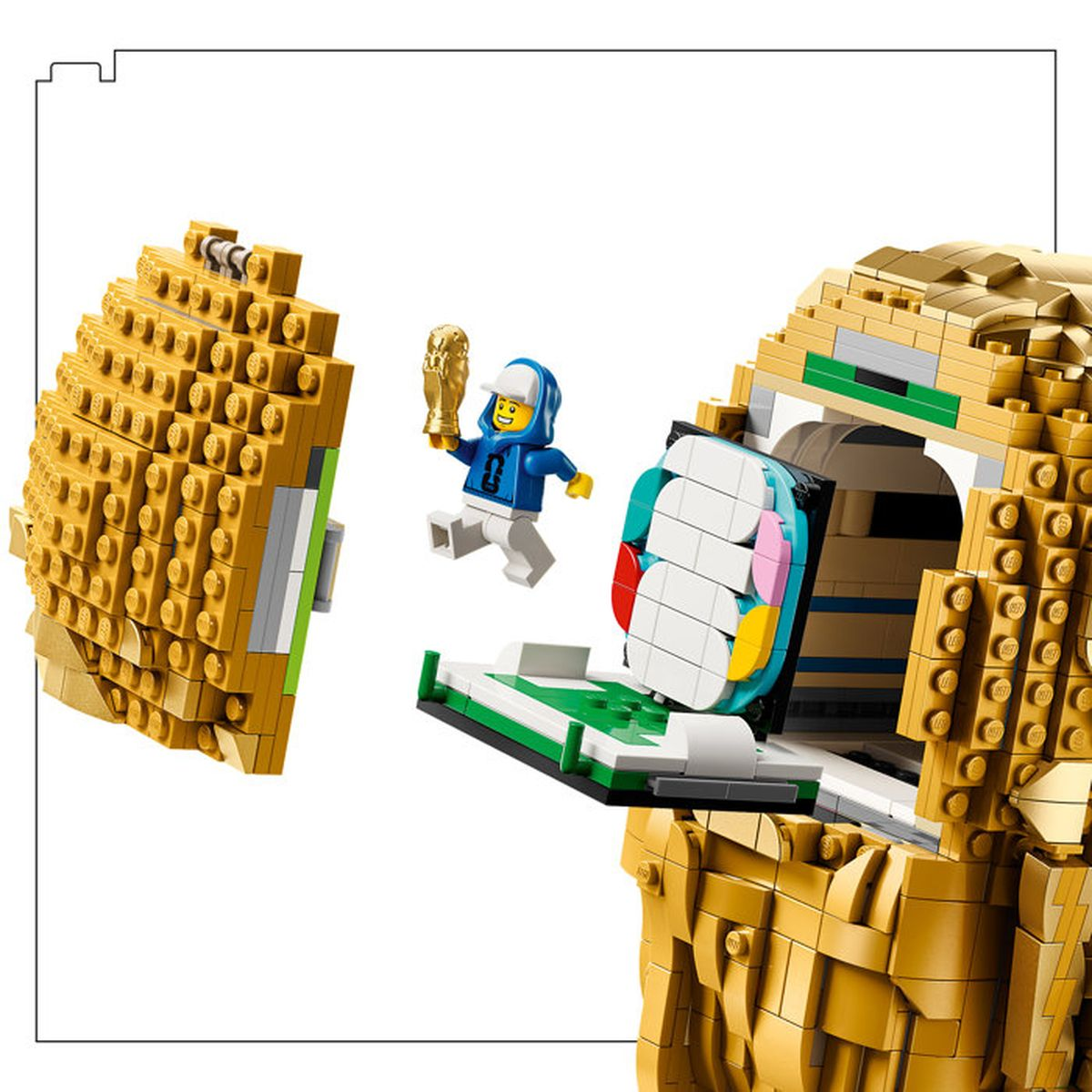 Casco dorado de Lego se abre, una minifigura sostiene un trofeo.