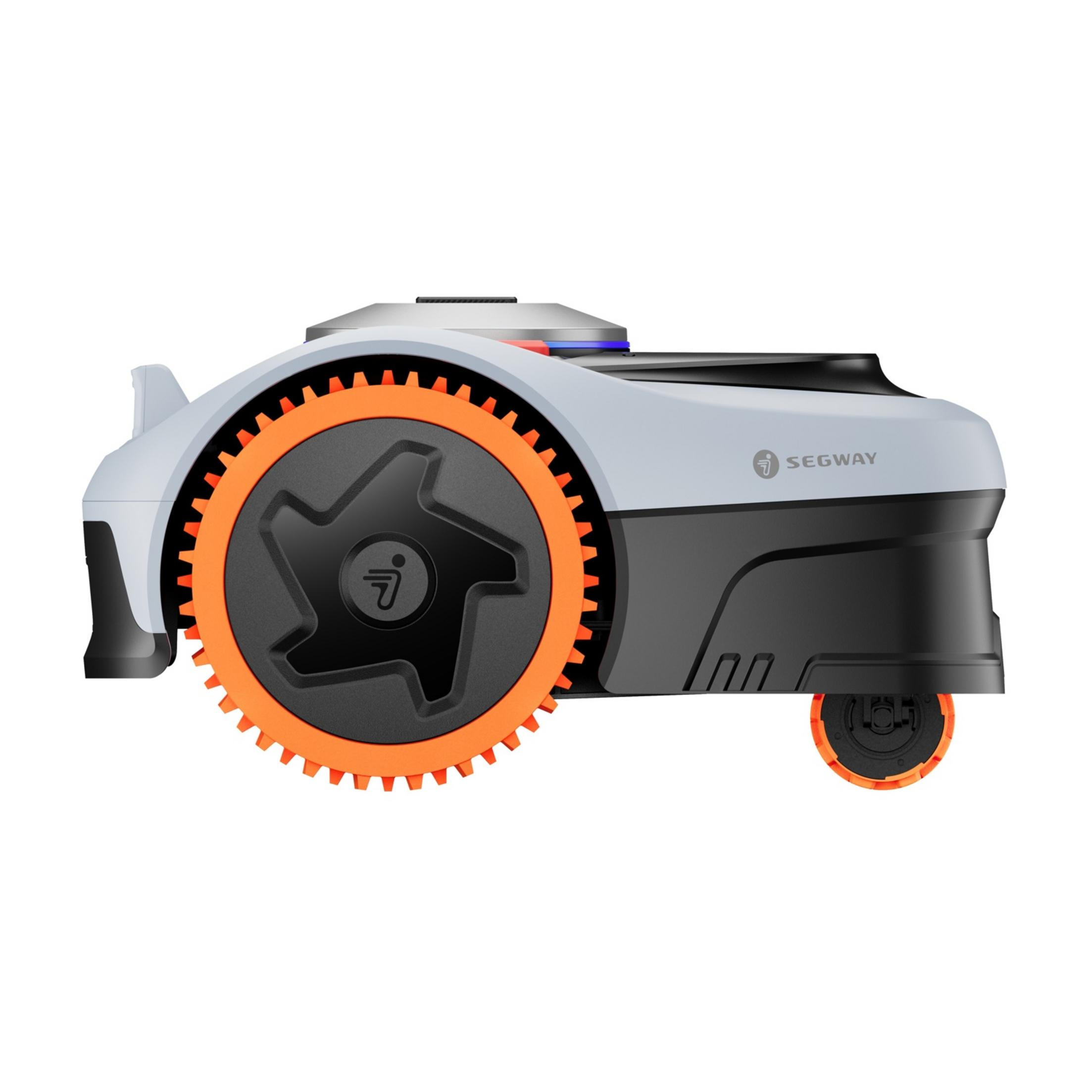 Een witte en grijze robotgrasmaaier met een groot oranje wiel met zwarte spaken.