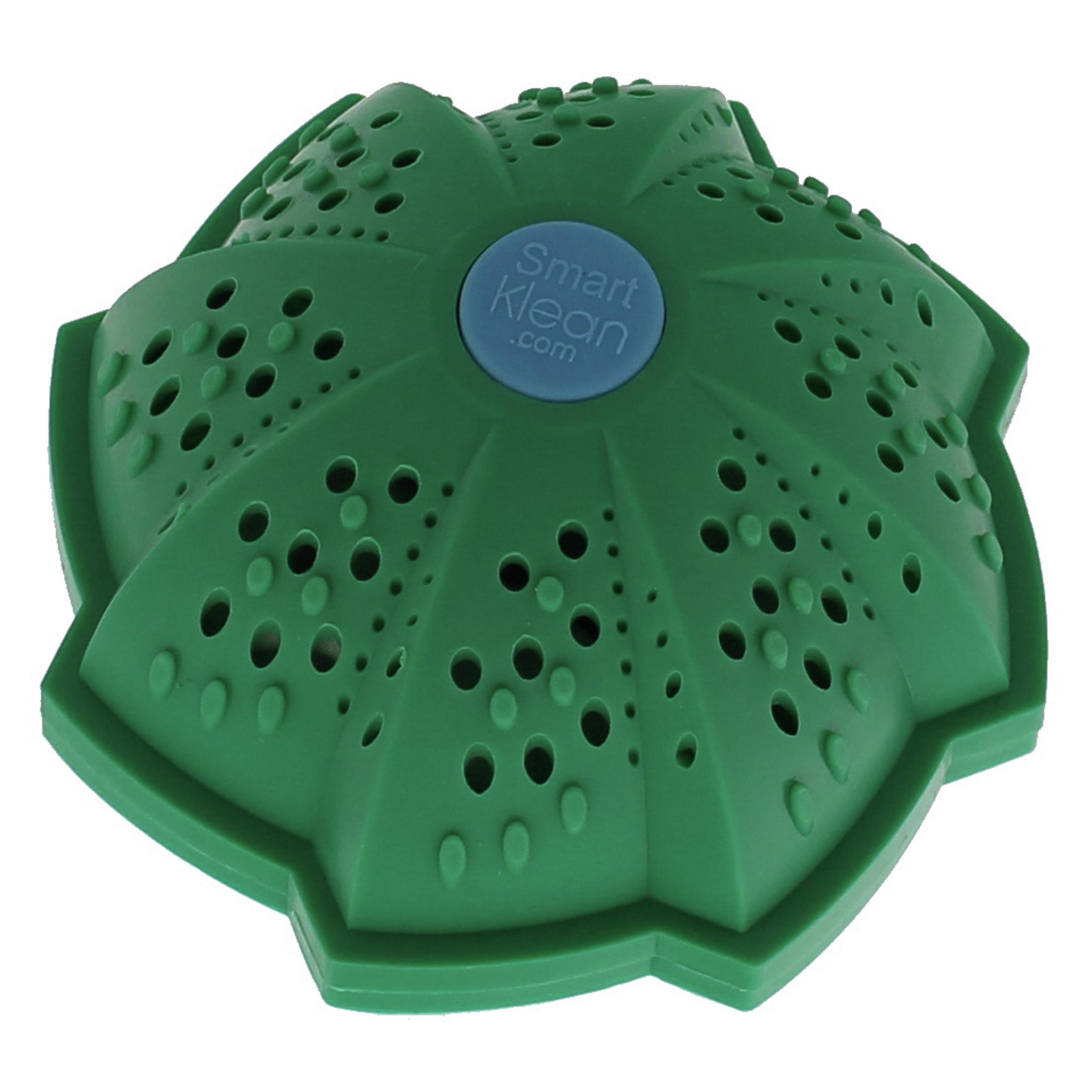 Grüner Wäscheball mit Löchern und blauer Scheibe mit "Smart Klean".