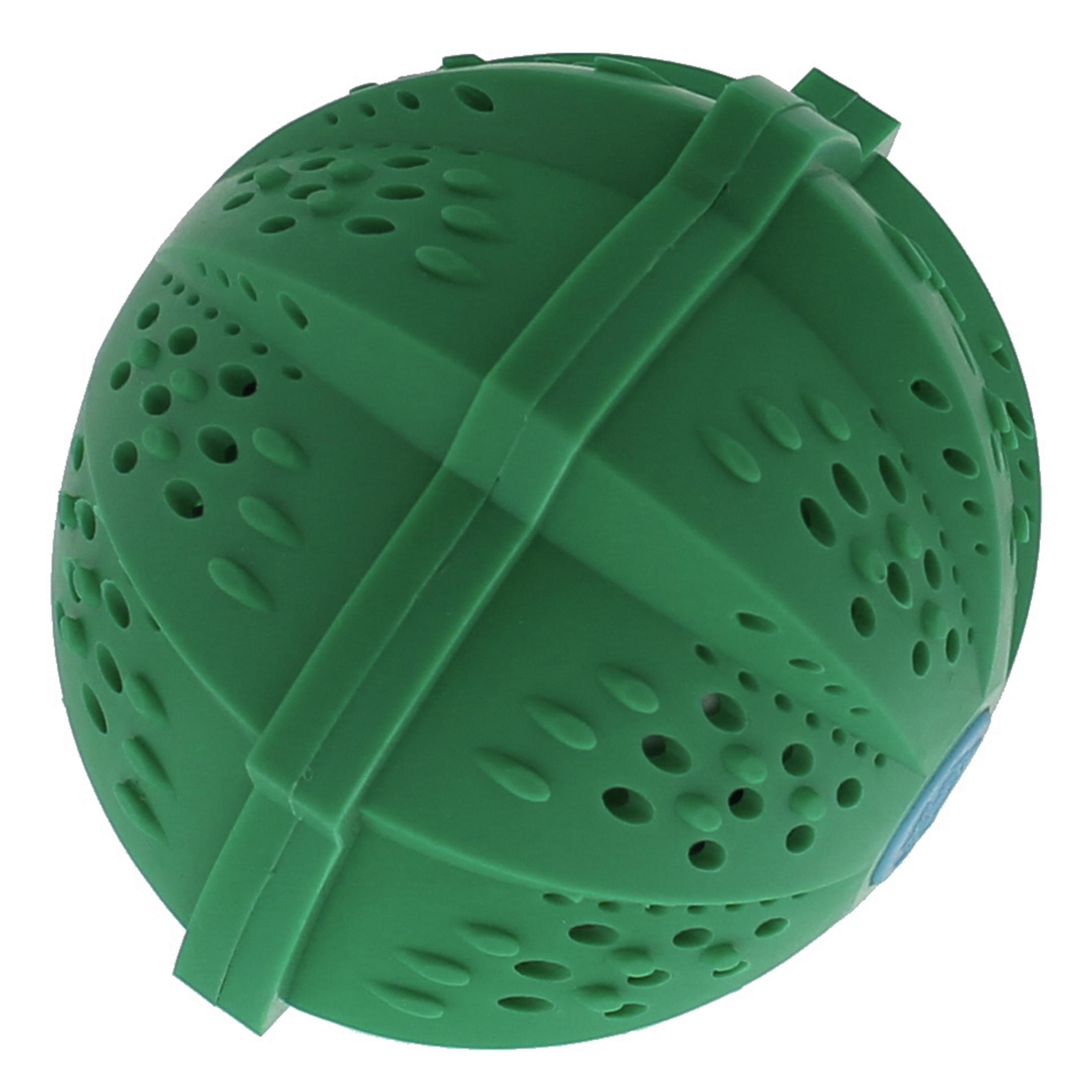 Grüne Waschball mit Noppen und Löchern, mit Riemen überkreuzt.