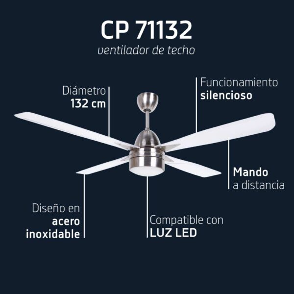 Un ventilatore da soffitto argentato con cinque pale bianche e luce.