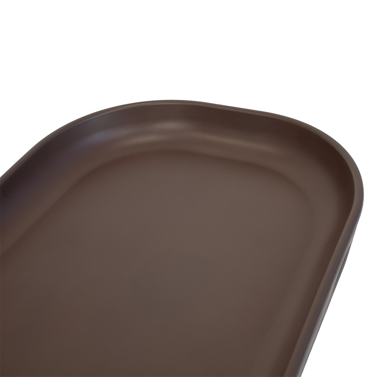 Eine braune, ovale Schale mit abgerundeten Ecken, auf weißem Hintergrund.