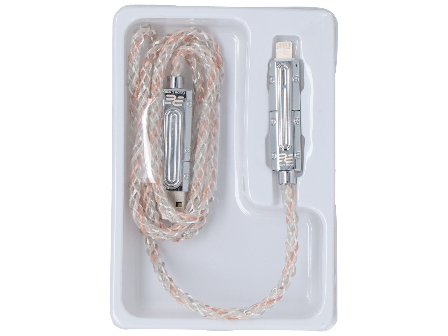 Pleciony kabel USB-C ze srebrnymi złączami w białym opakowaniu.