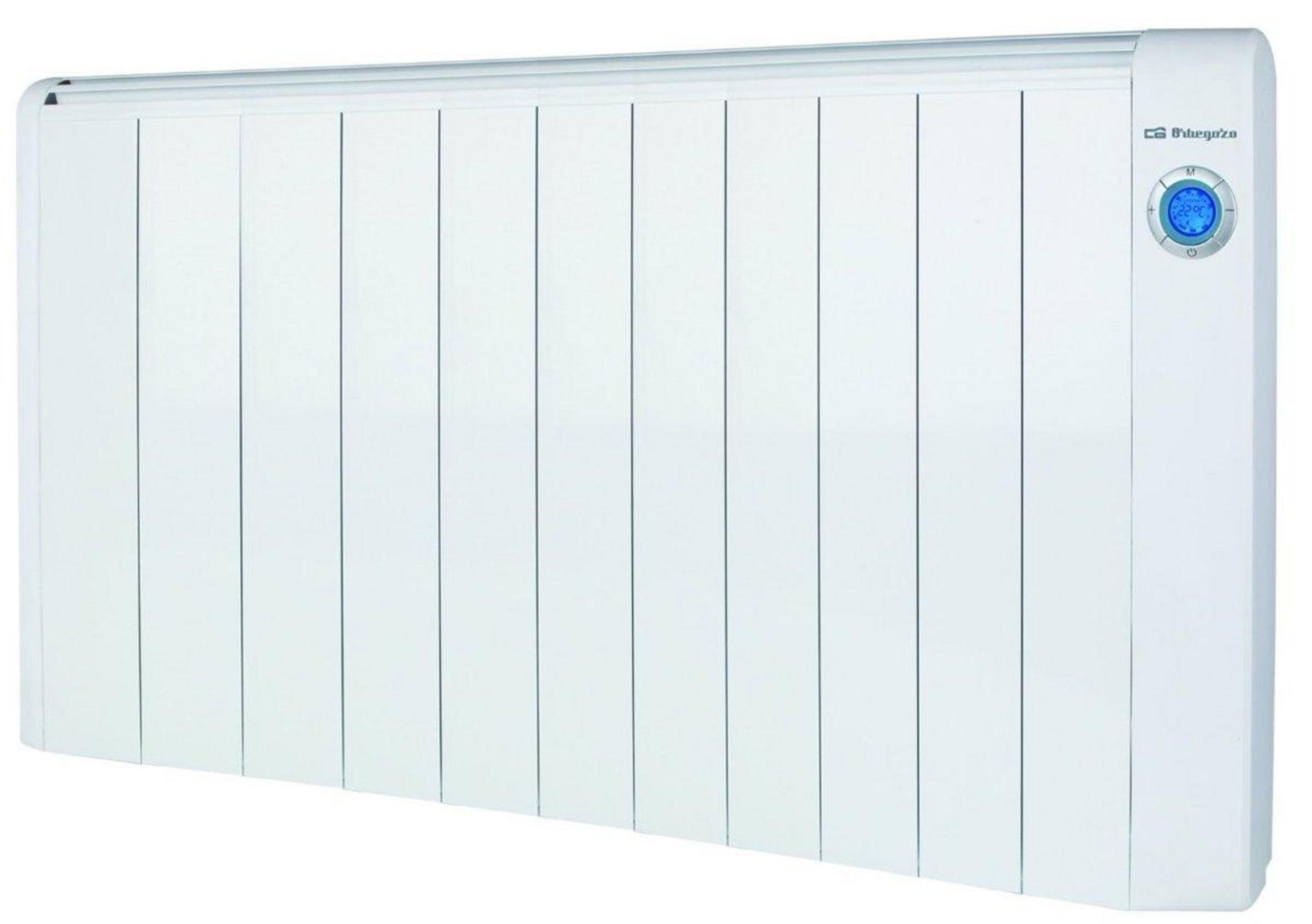 Un radiatore elettrico bianco con display digitale che mostra 22°C.
