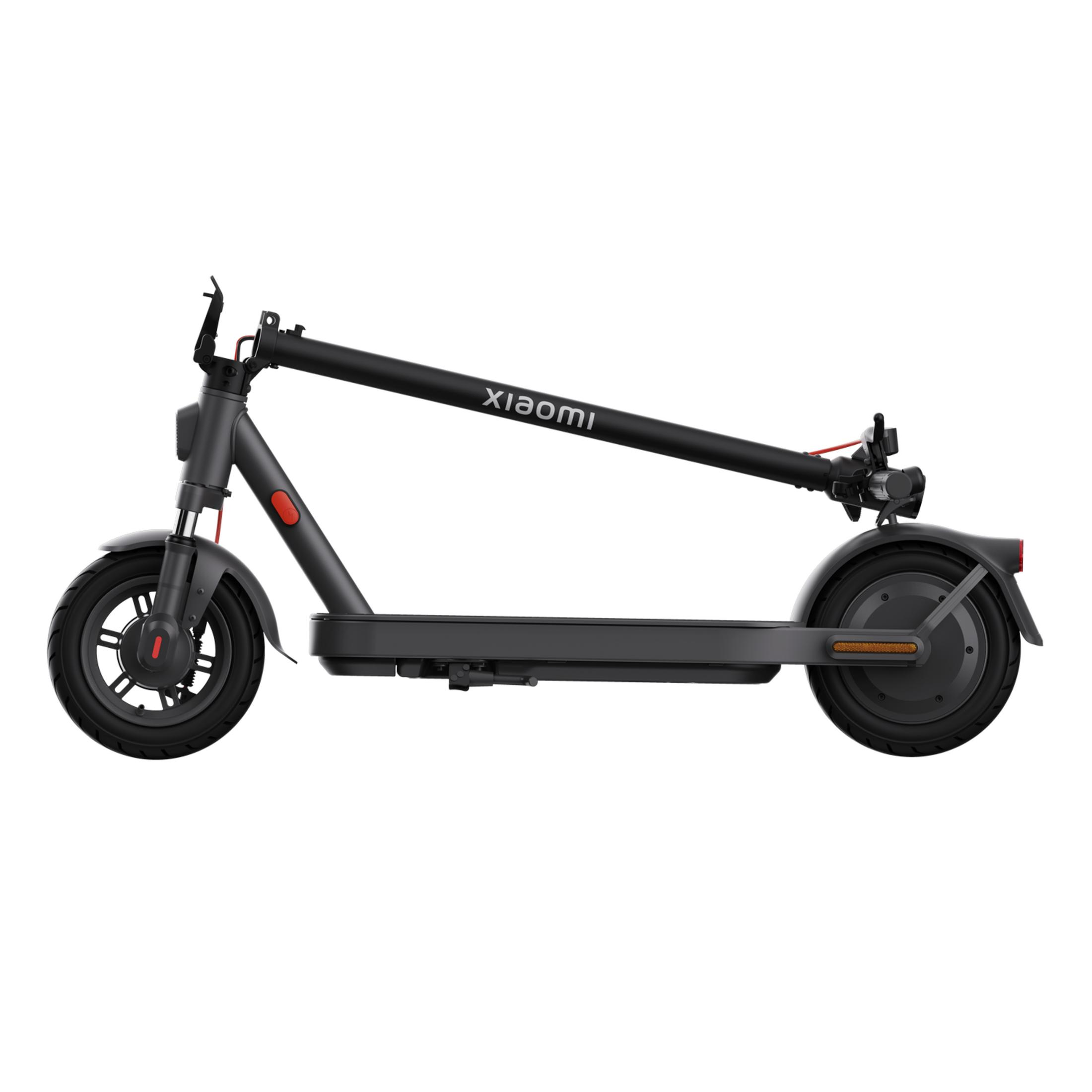 Un patinete eléctrico Xiaomi negro, visto de perfil sobre fondo blanco.