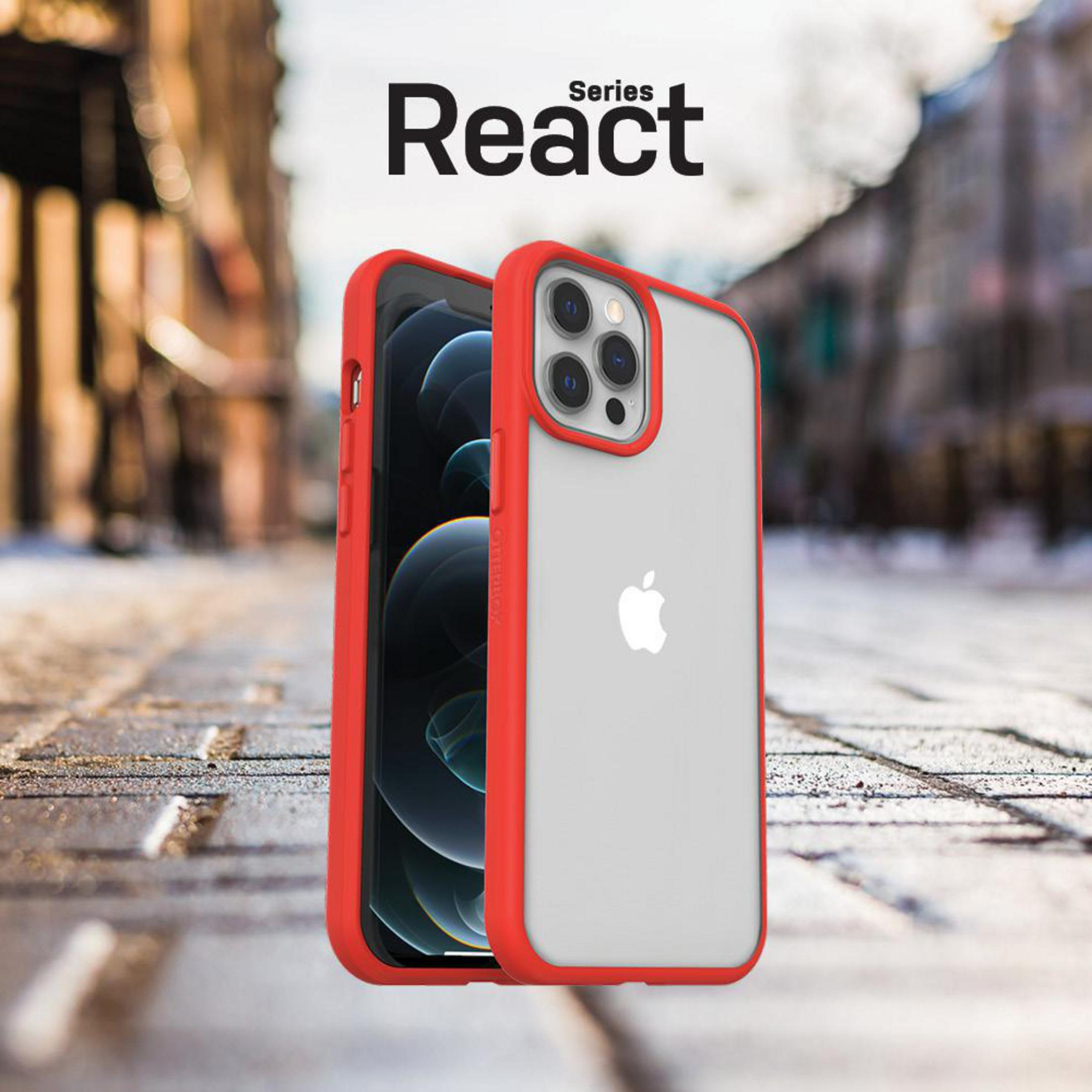 Ein rotes iPhone-Case mit einem transparenten Rücken, das auf einem gepflasterten Weg liegt.