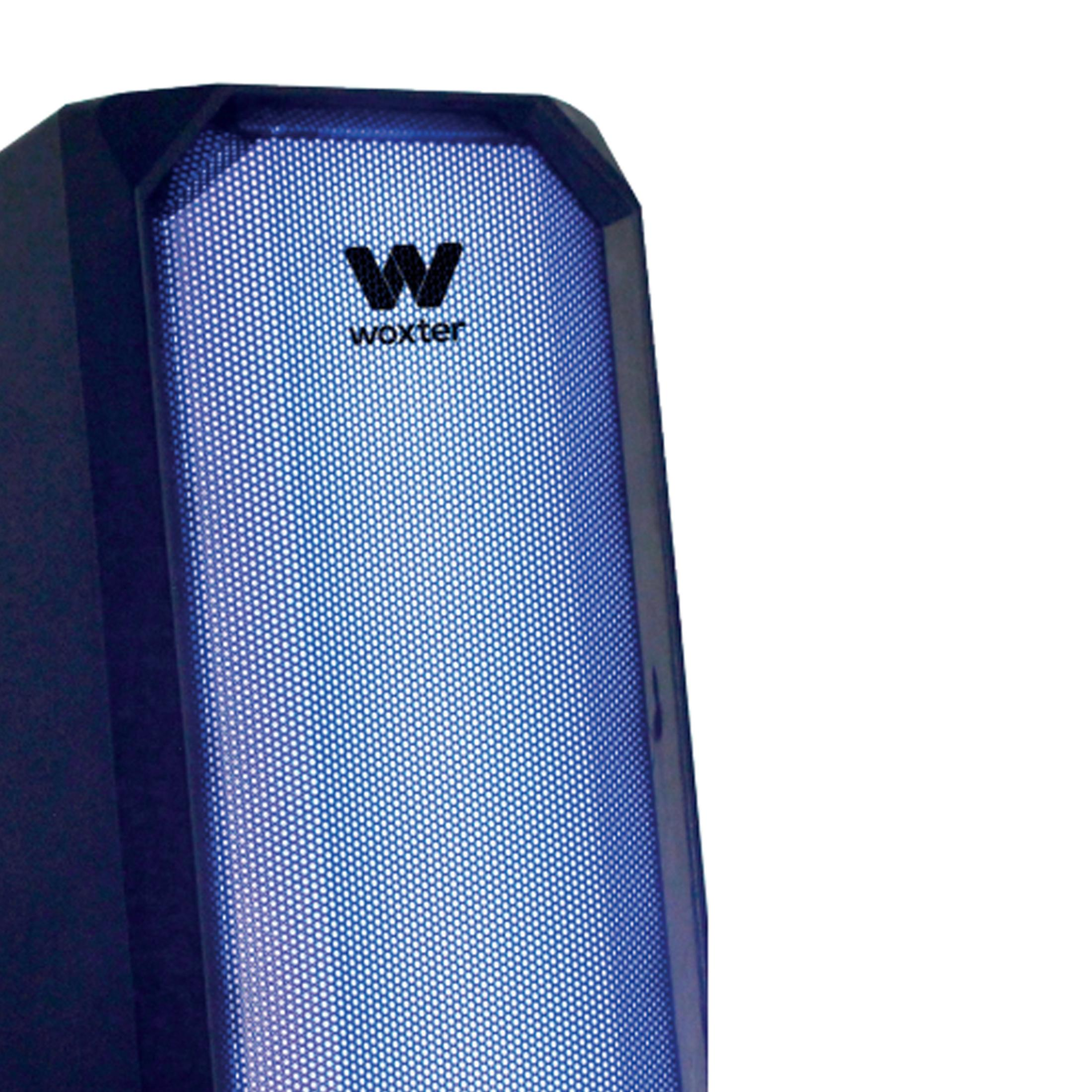 Un altavoz iluminado de azul con el logo de Woxter.