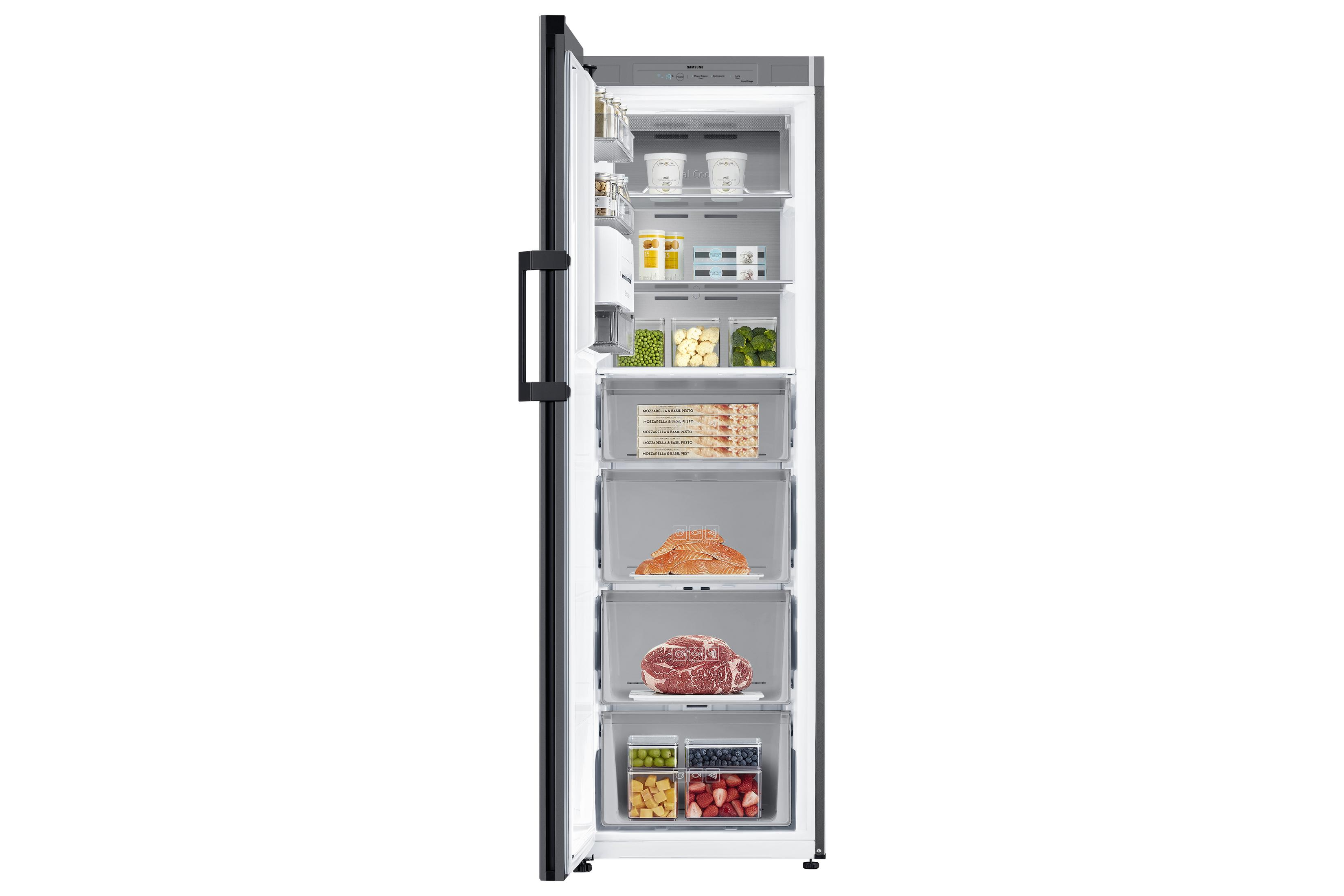 Refrigerador abierto con alimentos: pescado, carne, verduras, frutas y lácteos.