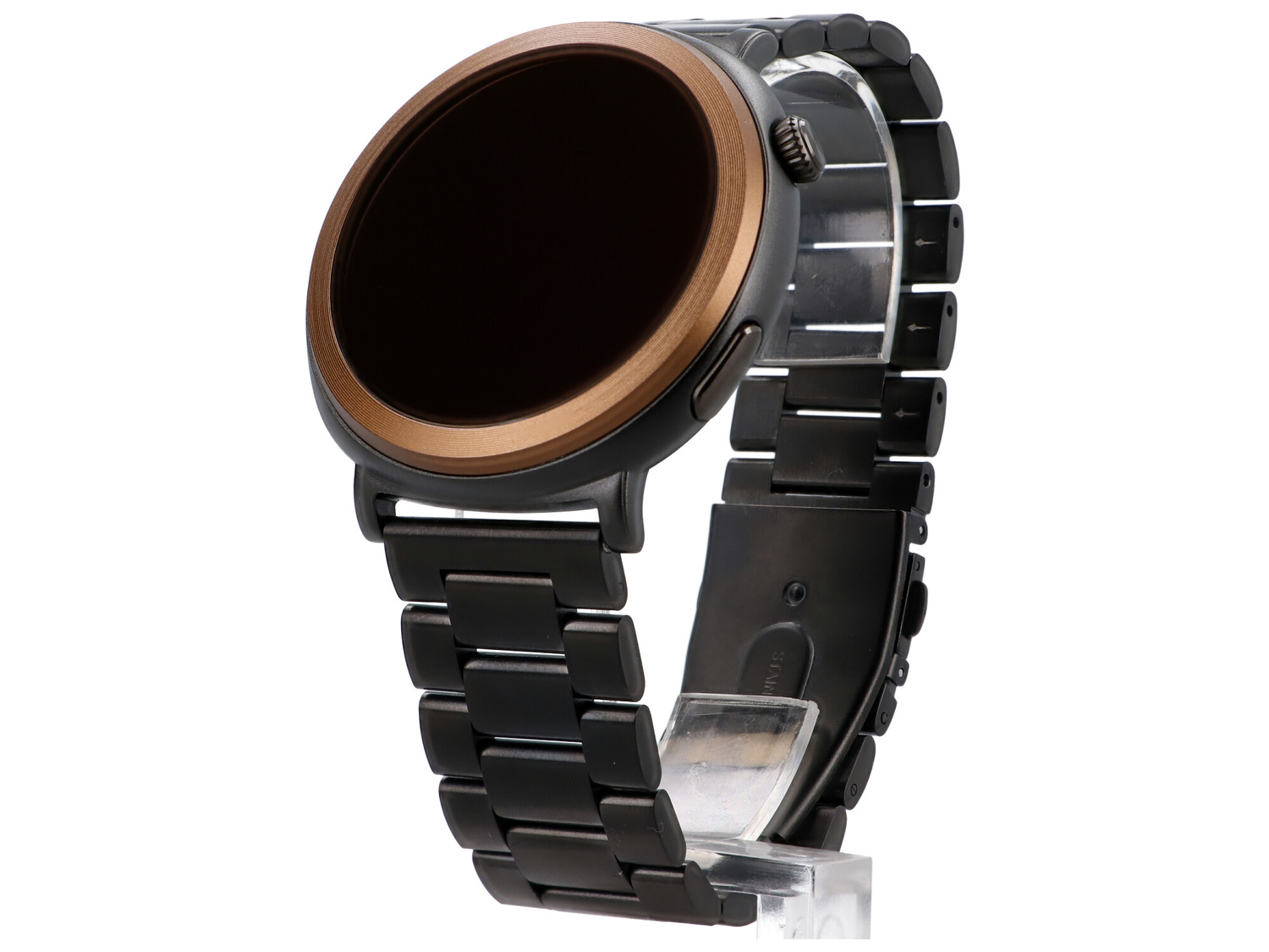 Okrągły czarny smartwatch z brązową ramką i czarną metalową bransoletą.