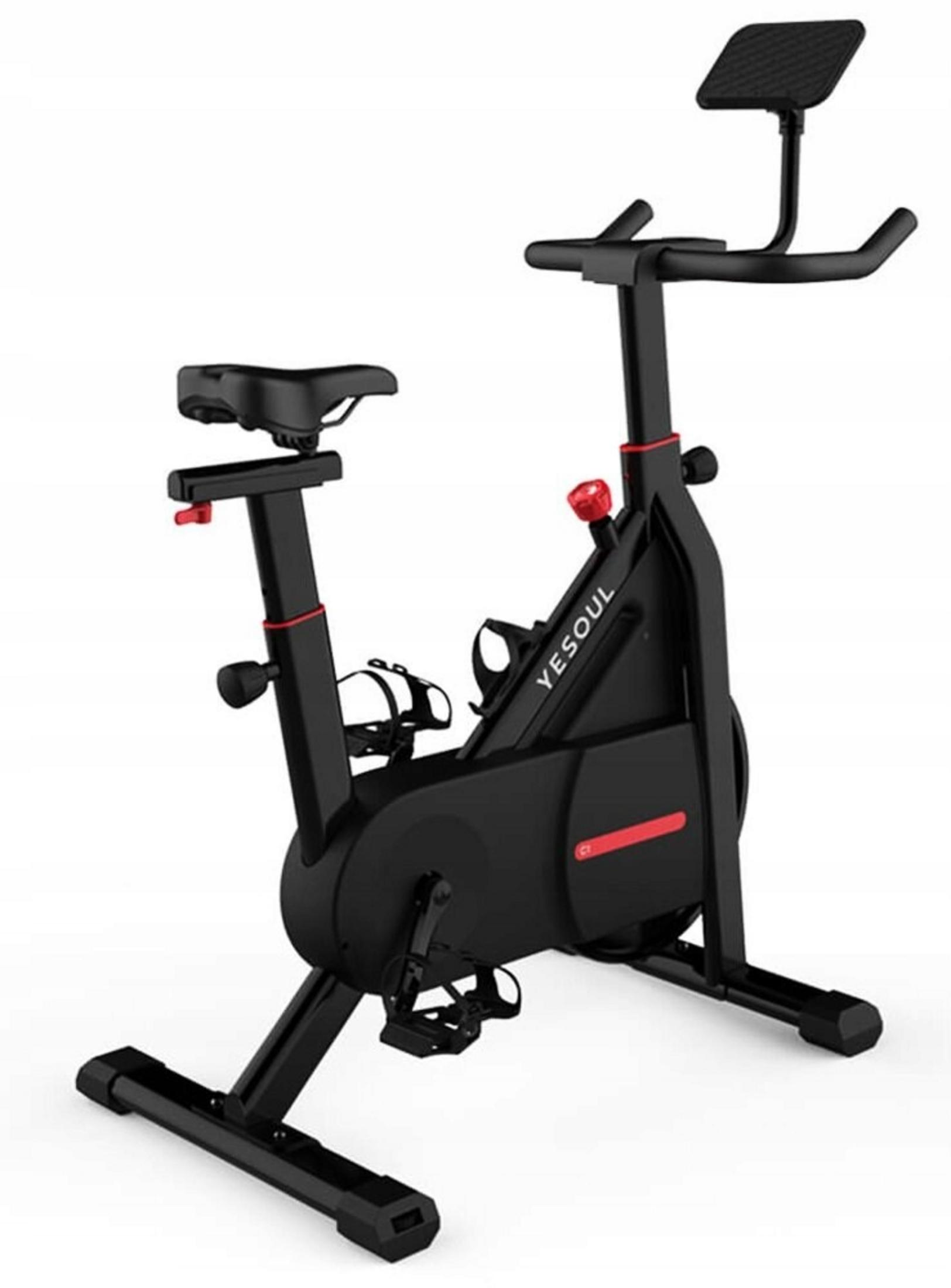 Cyclette nera con accenti rossi, sella e manubrio.