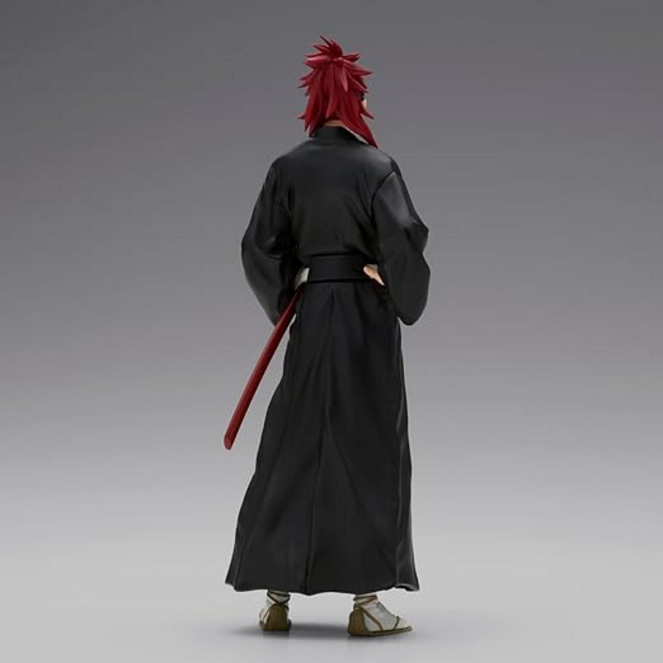 Eine Figur mit roten Haaren trägt einen schwarzen Kimono und ein rotes Schwert.