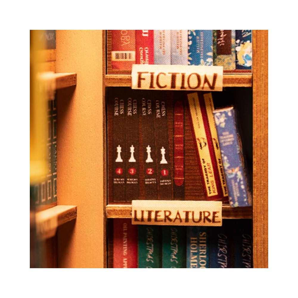 FICTION ve LITERATURE etiketli kitapların bulunduğu raflar.