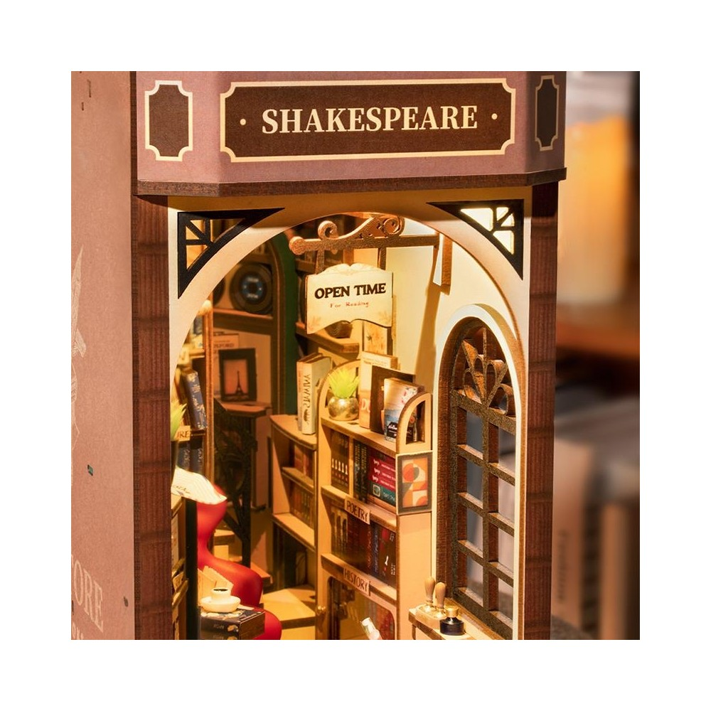 Üzerinde "Shakespeare" yazan minyatür bir kitapçı. Kitaplıklar, kırmızı sandalye ve "Açık Saat" tabelası görünüyor.