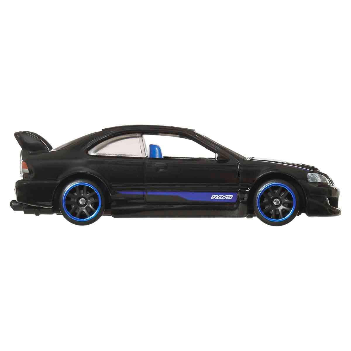 Macchinina giocattolo nera con strisce e cerchi blu, spoiler posteriore.