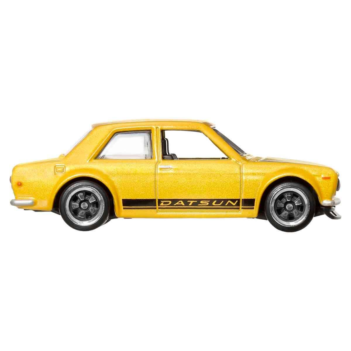 Auto Datsun gialla con strisce e cerchi neri.