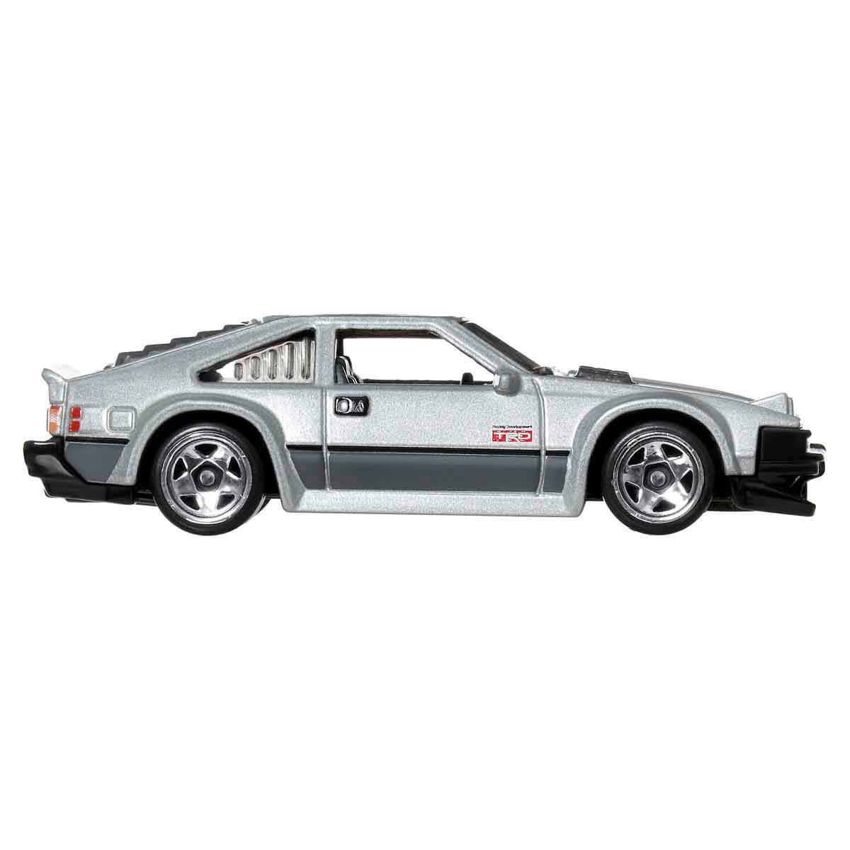 Auto sportiva argento anni '80 con finiture nere e logo "TRD". Vista laterale.