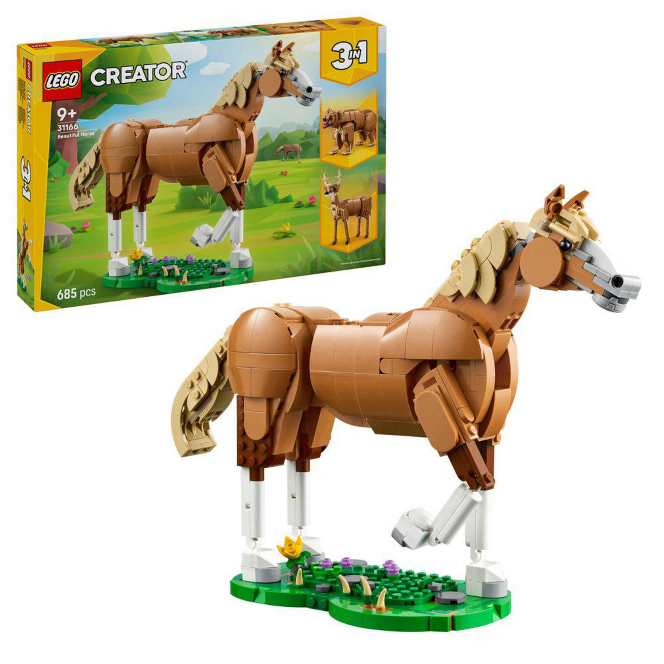 Un modello di cavallo Lego marrone si erge su una base verde con fiori ed erba.