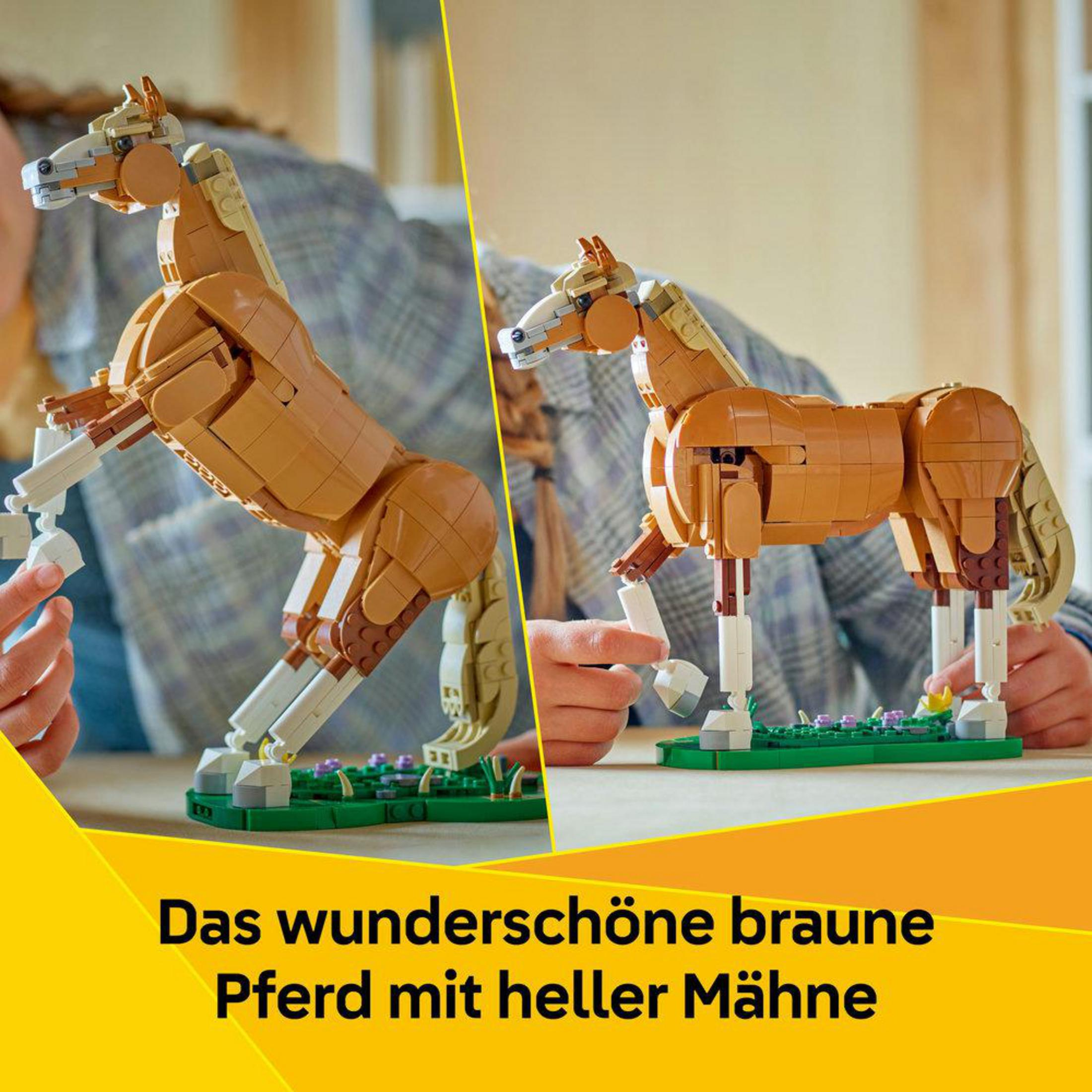 Un cavallo Lego marrone con criniera chiara su base verde.