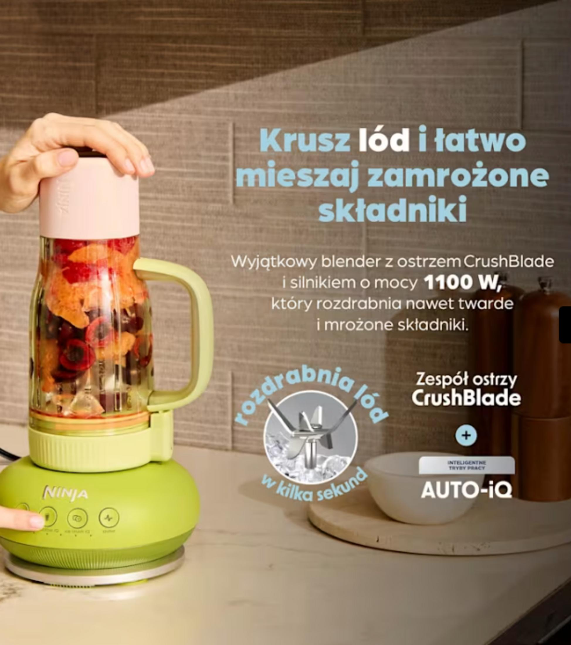 Ein grüner Ninja-Standmixer mit einer Glasflasche, gefüllt mit Früchten und Eis. Text auf Polnisch.
