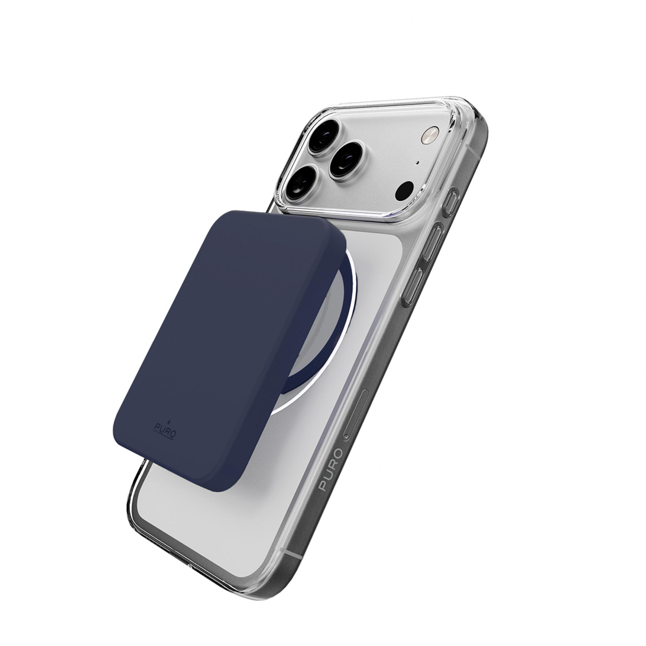 Ein dunkelblaues Puro-Zubehör, magnetisch an einer durchsichtigen iPhone-Hülle befestigt.