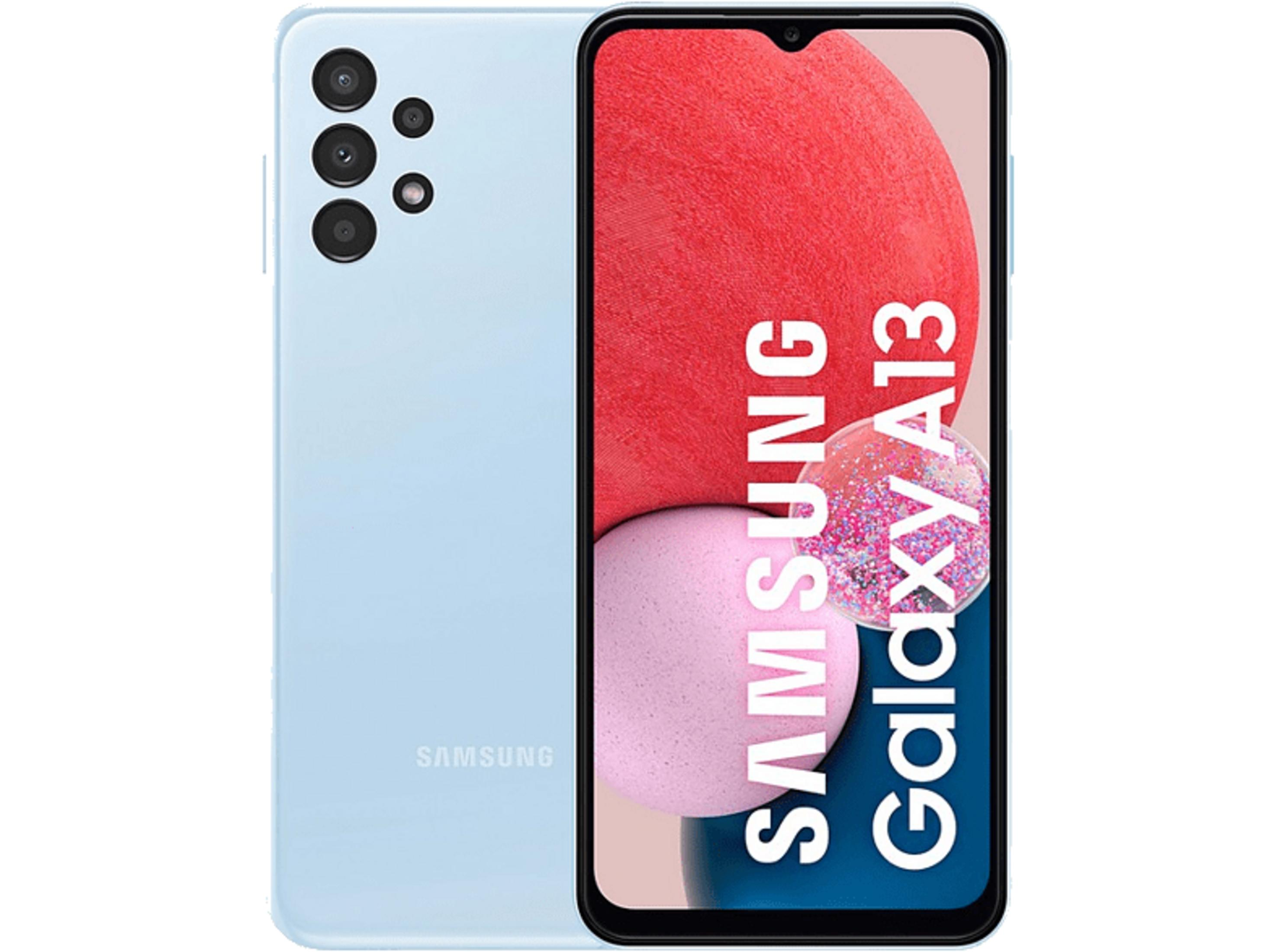 Un smartphone Samsung Galaxy A13 azul claro con tres cámaras traseras.