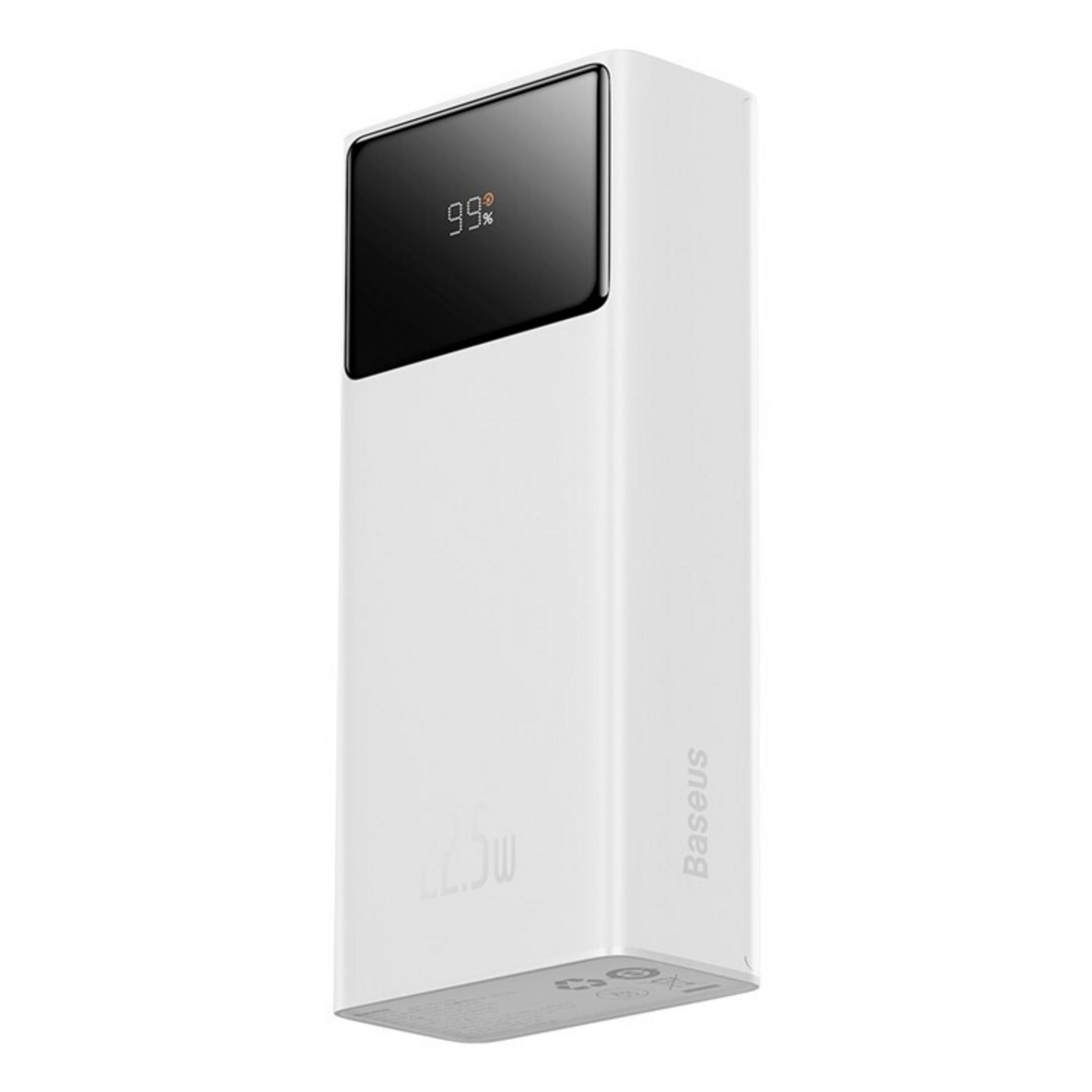 Weiße Baseus Powerbank mit Digitalanzeige, die 99% Ladung anzeigt.