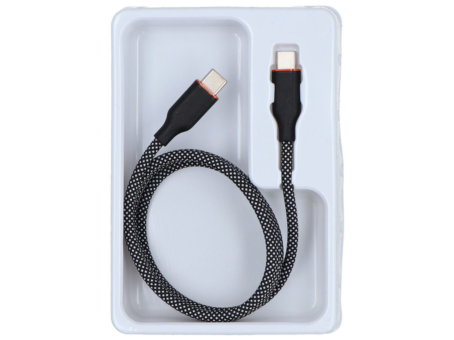 Czarno-biały kabel ładujący USB-C z dwoma złączami w białym opakowaniu.