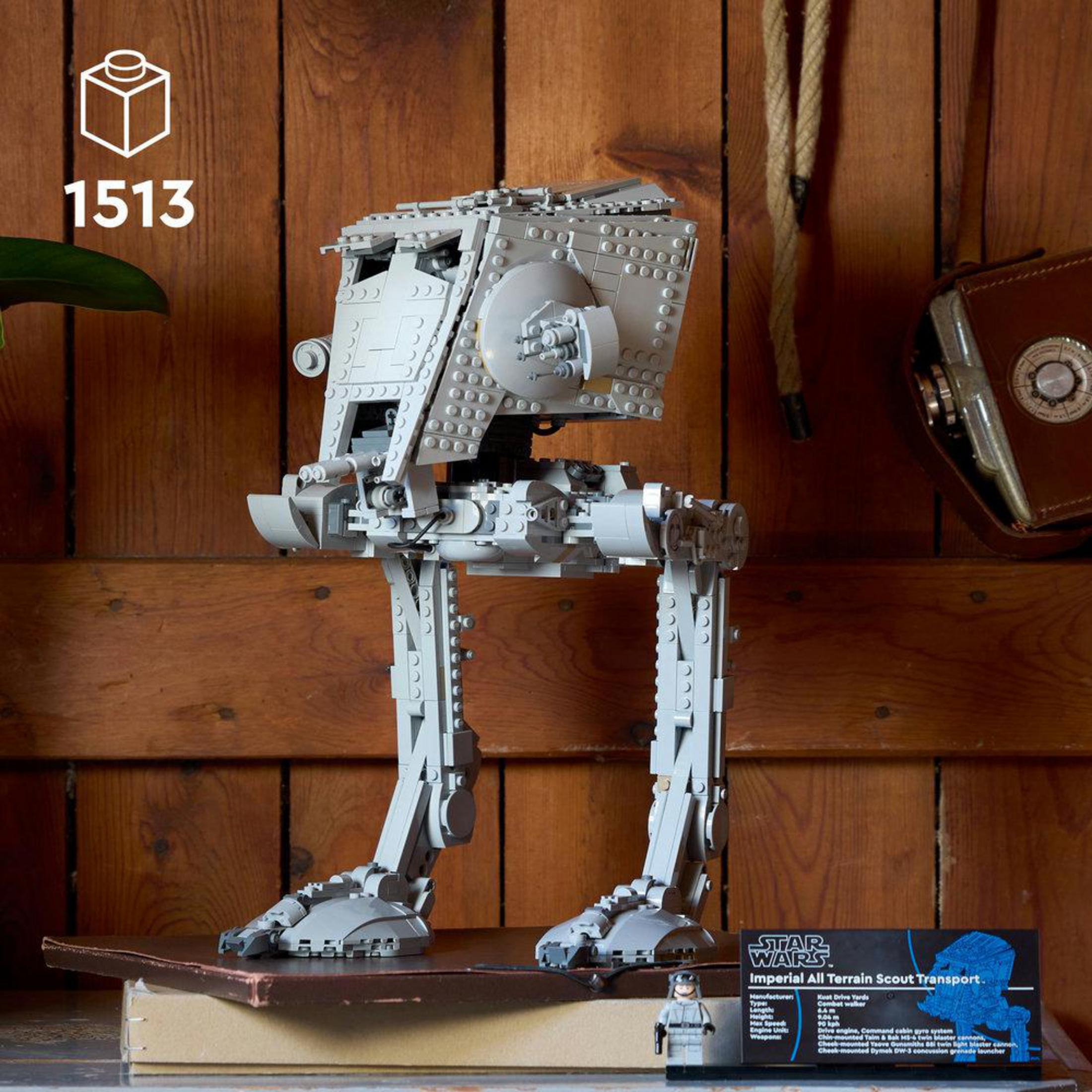 Szary model Lego Imperial All Terrain Scout Transport stoi na drewnianej półce.
