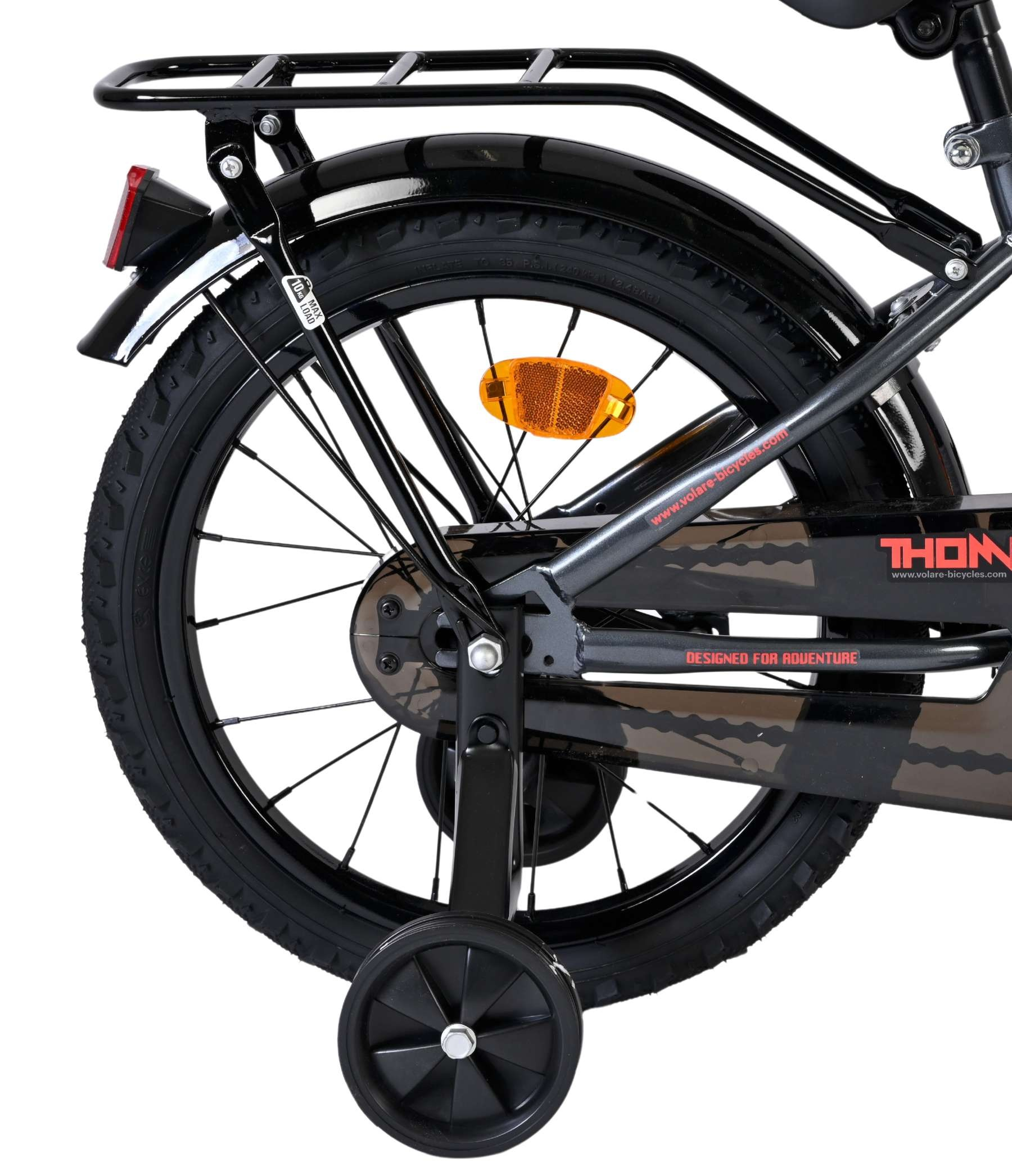 Details eines schwarzen Fahrrads mit Stützrädern, Gepäckträger und rotem Rücklicht.
