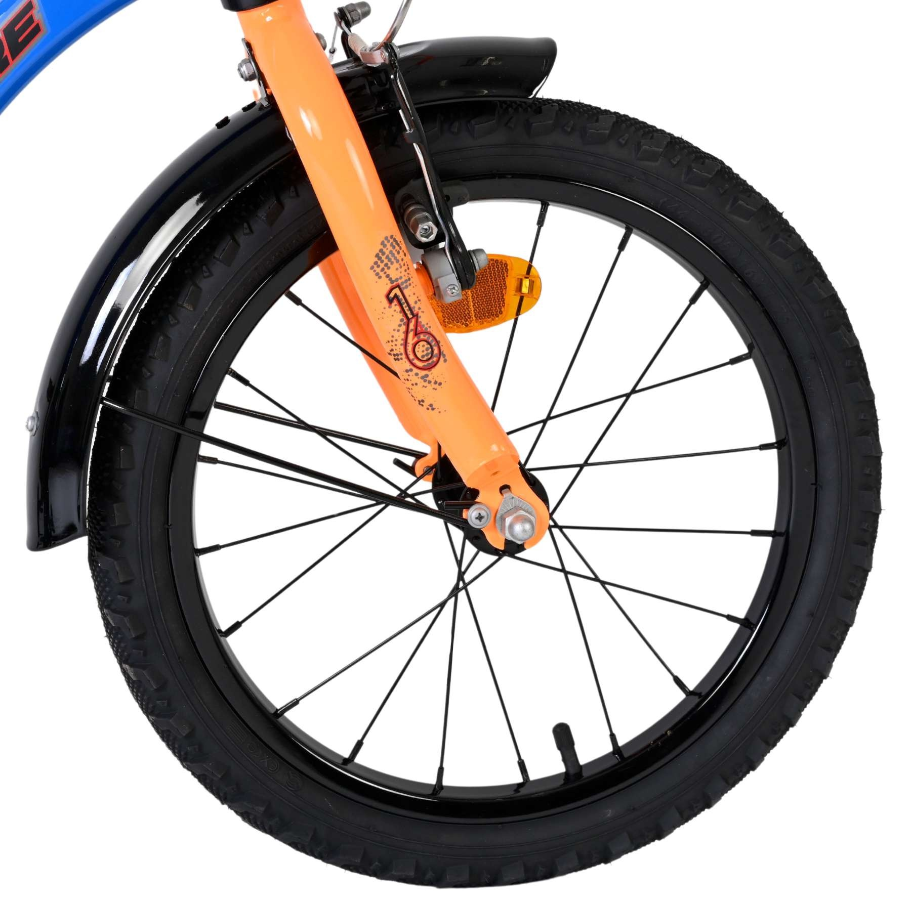 Vorderreifen eines orangefarbenen Fahrrads mit schwarzem Schutzblech und blauer Rahmenoberseite.