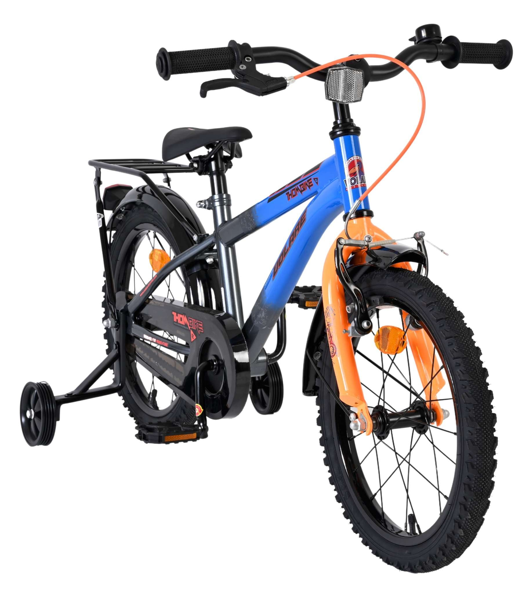 Ein blaues und oranges Kinderfahrrad mit Stützrädern und Gepäckträger.